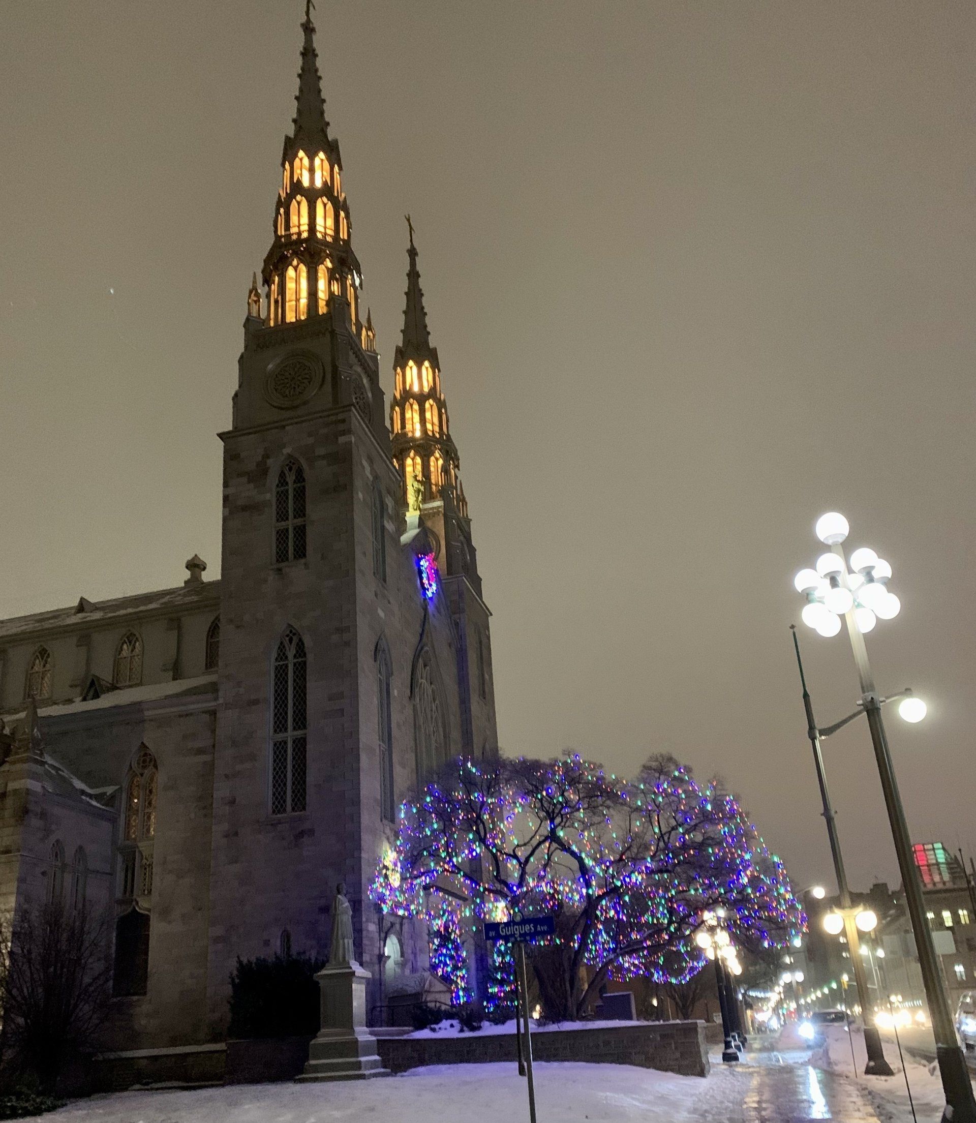 Eine Kirche ist nachts mit Weihnachtslichtern beleuchtet