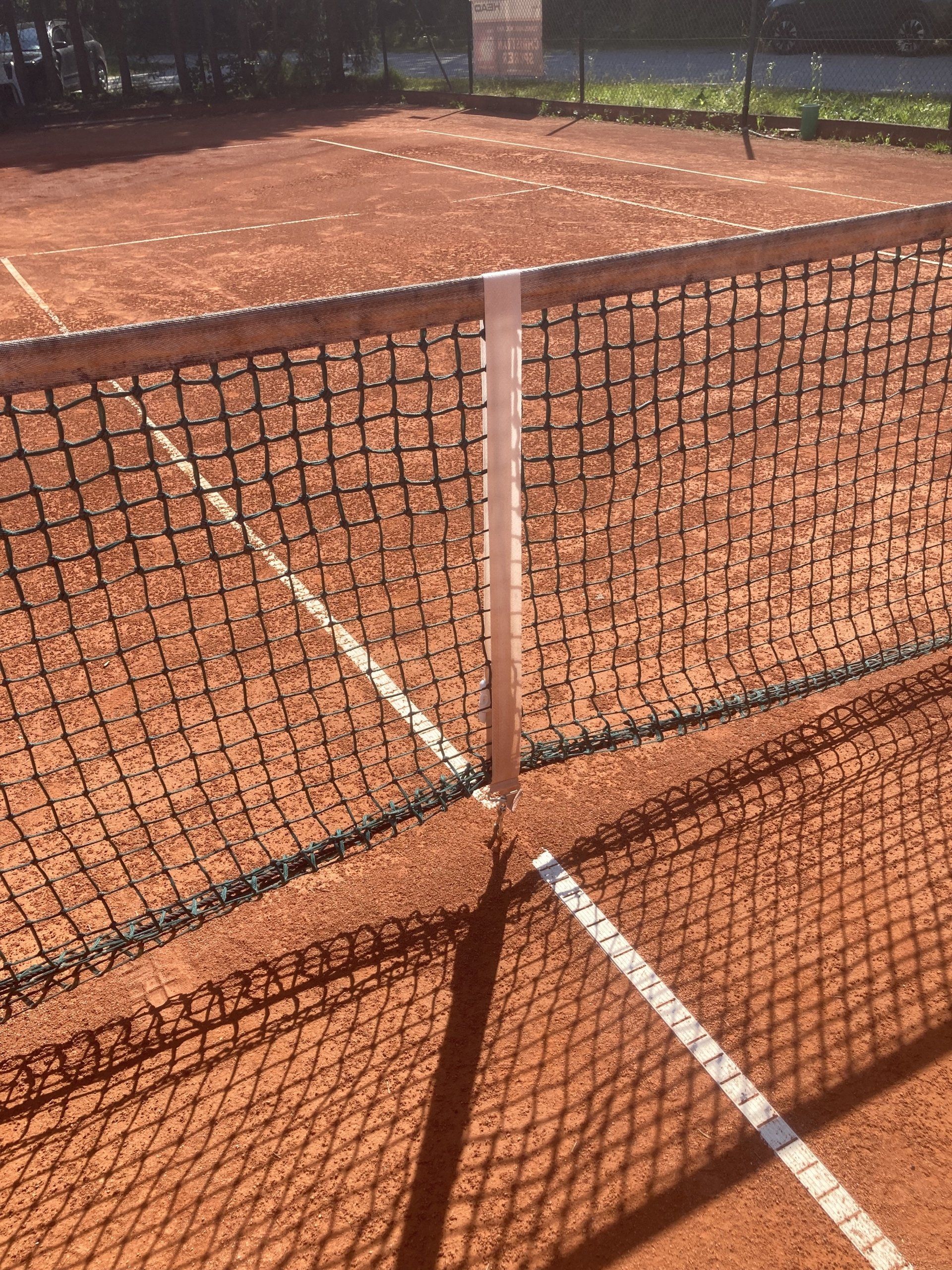 Eine Nahaufnahme eines Tennisnetzes auf einem Tennisplatz