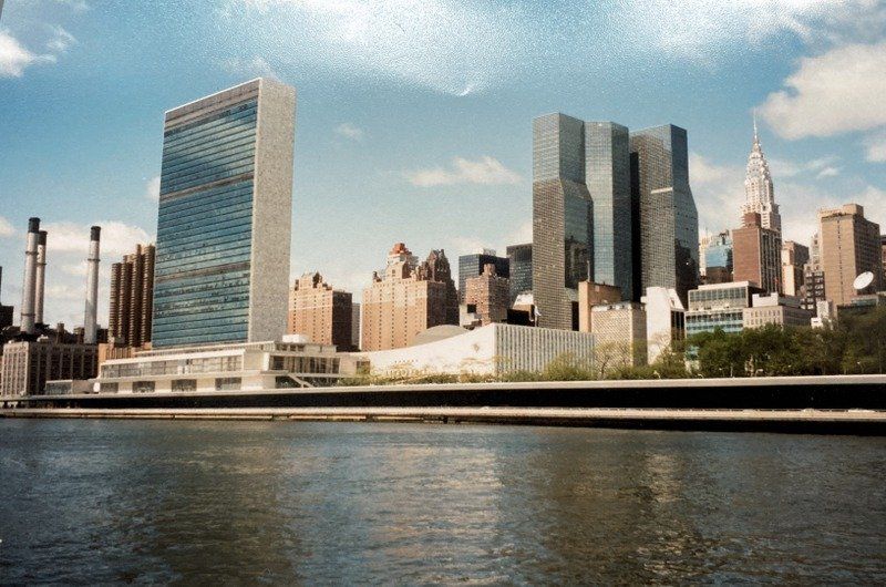 Eine Skyline der Stadt mit dem Gebäude der Vereinten Nationen im Vordergrund