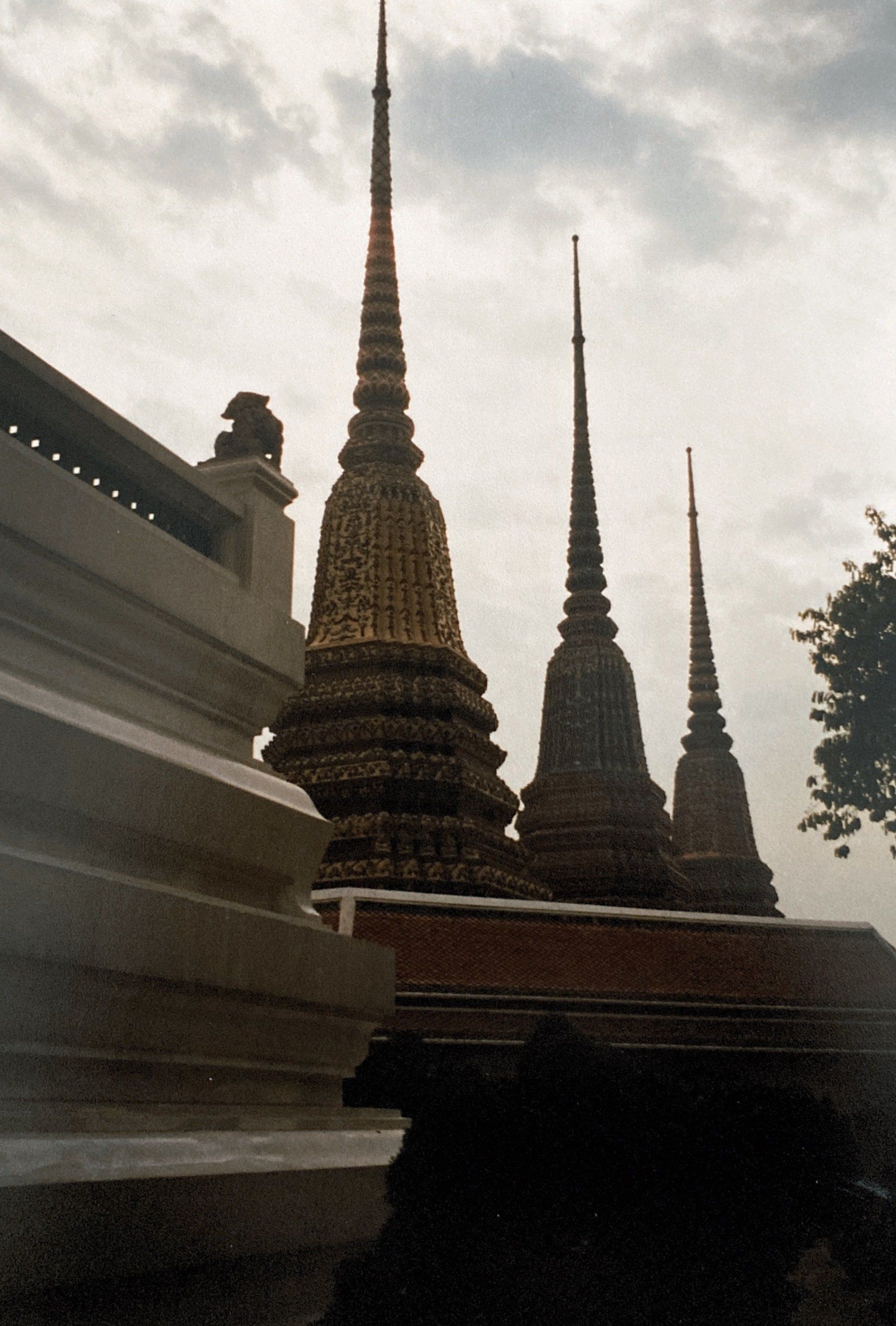 Eine Reihe hoher Gebäude vor einem bewölkten Himmel