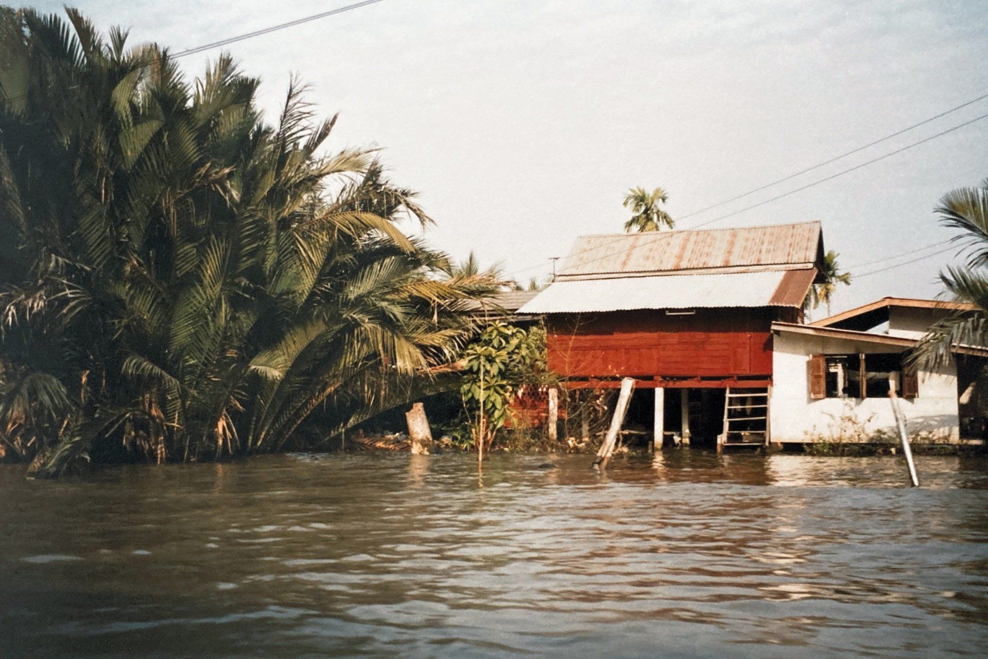 Ein Haus steht mitten in einem überschwemmten Gebiet