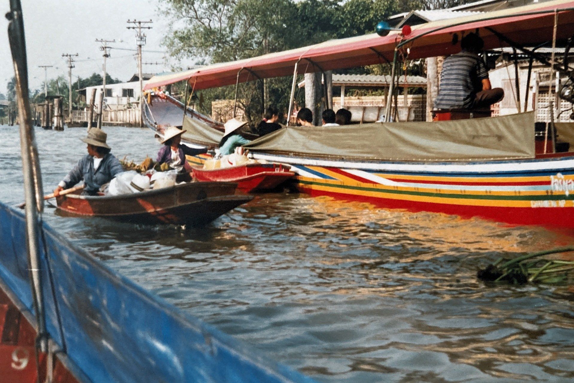 Eine Gruppe von Leuten fährt Boot auf einem Fluss.