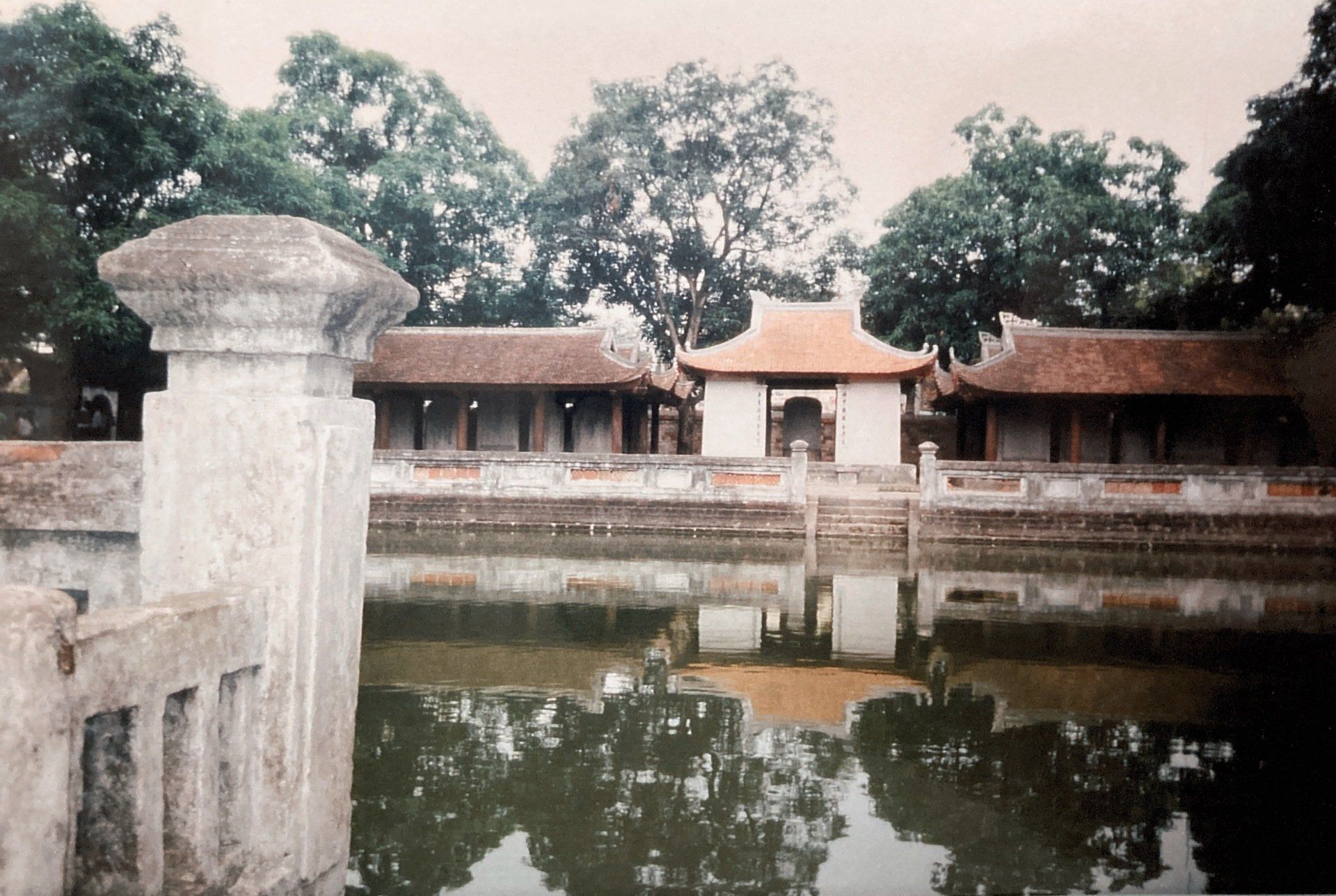 Eine Brücke über ein Gewässer mit einem Gebäude im Hintergrund