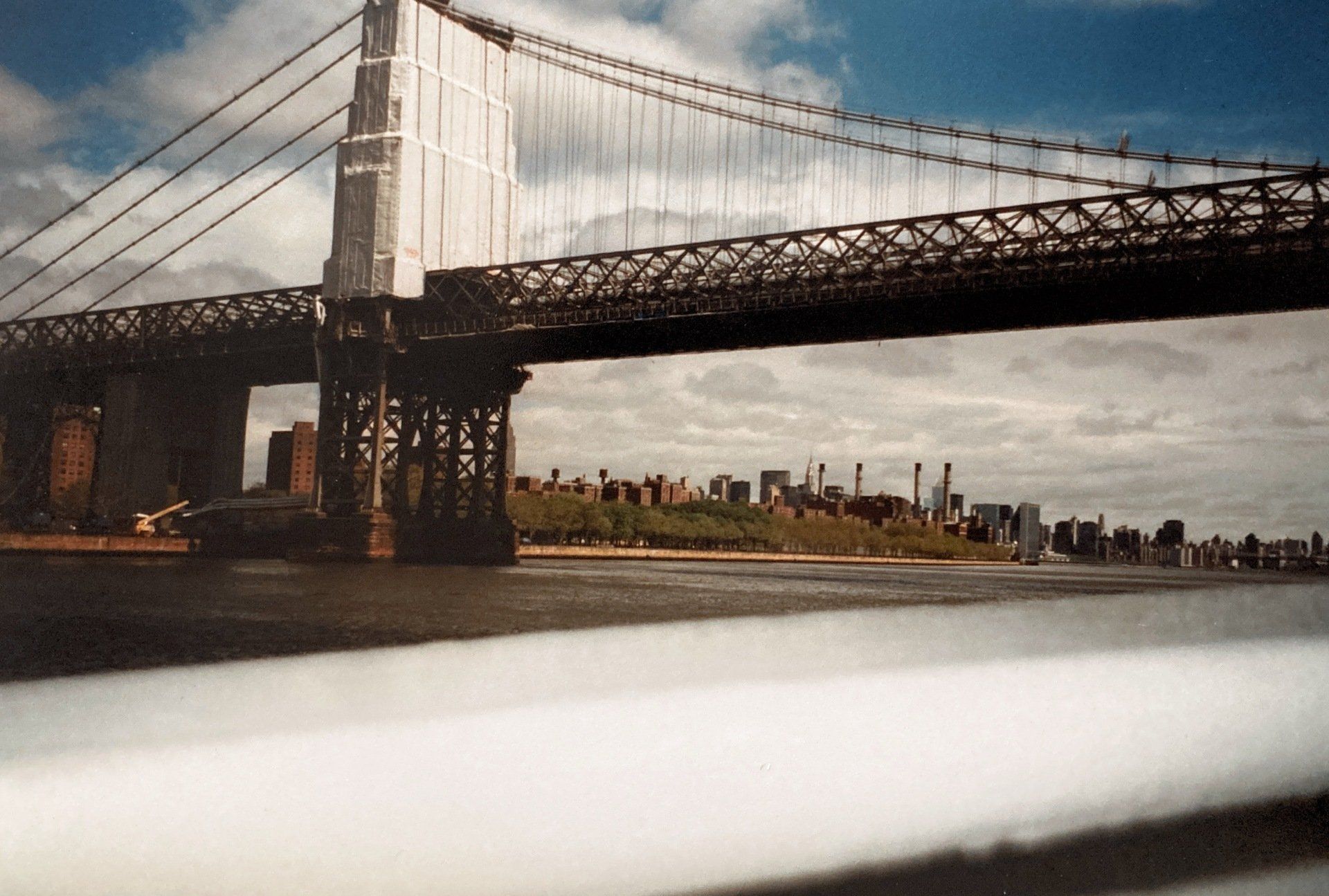 Eine Brücke über ein Gewässer mit einer Stadt im Hintergrund