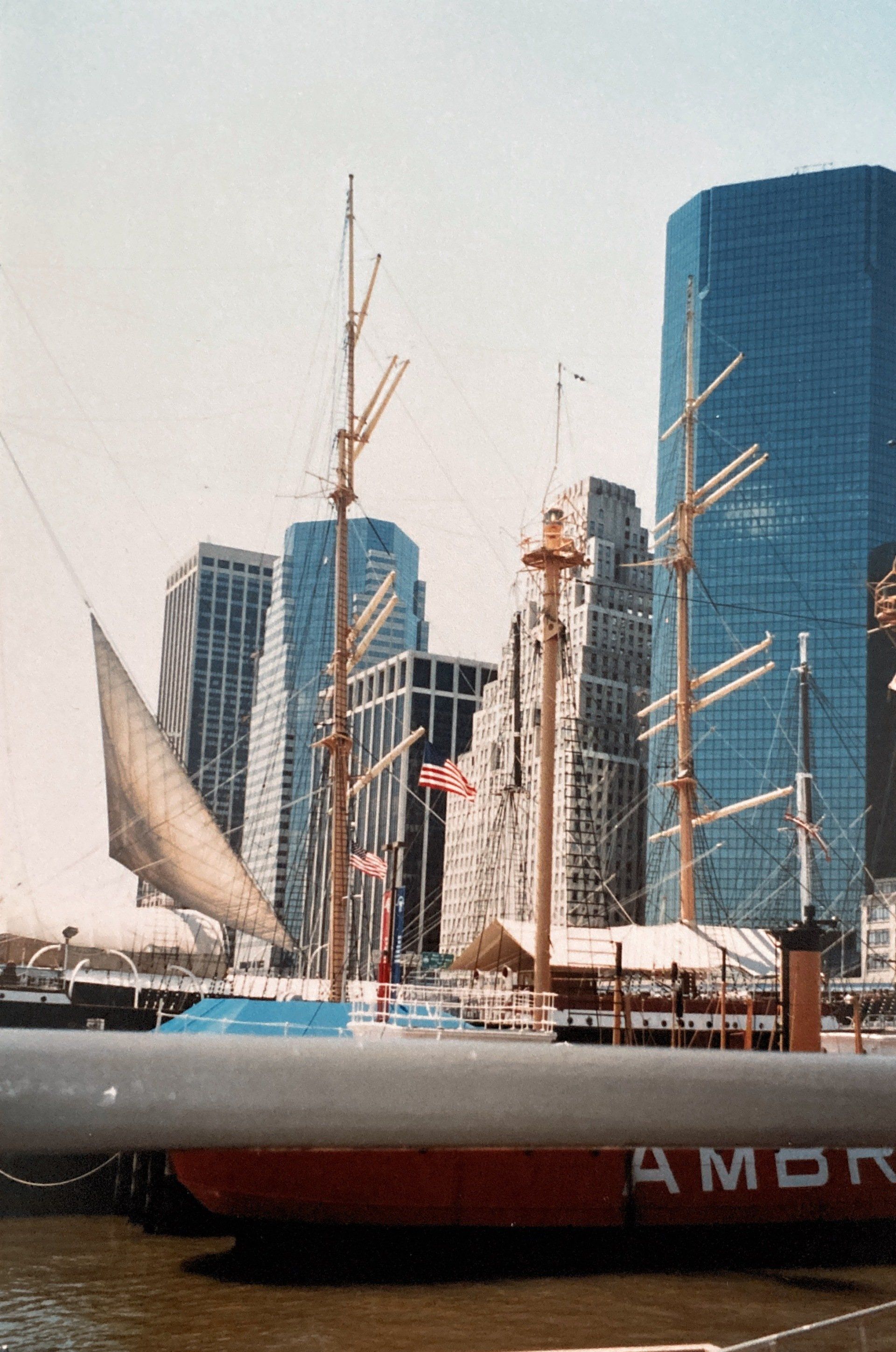 Ein Boot mit dem Wort „Amor“ auf der Seite