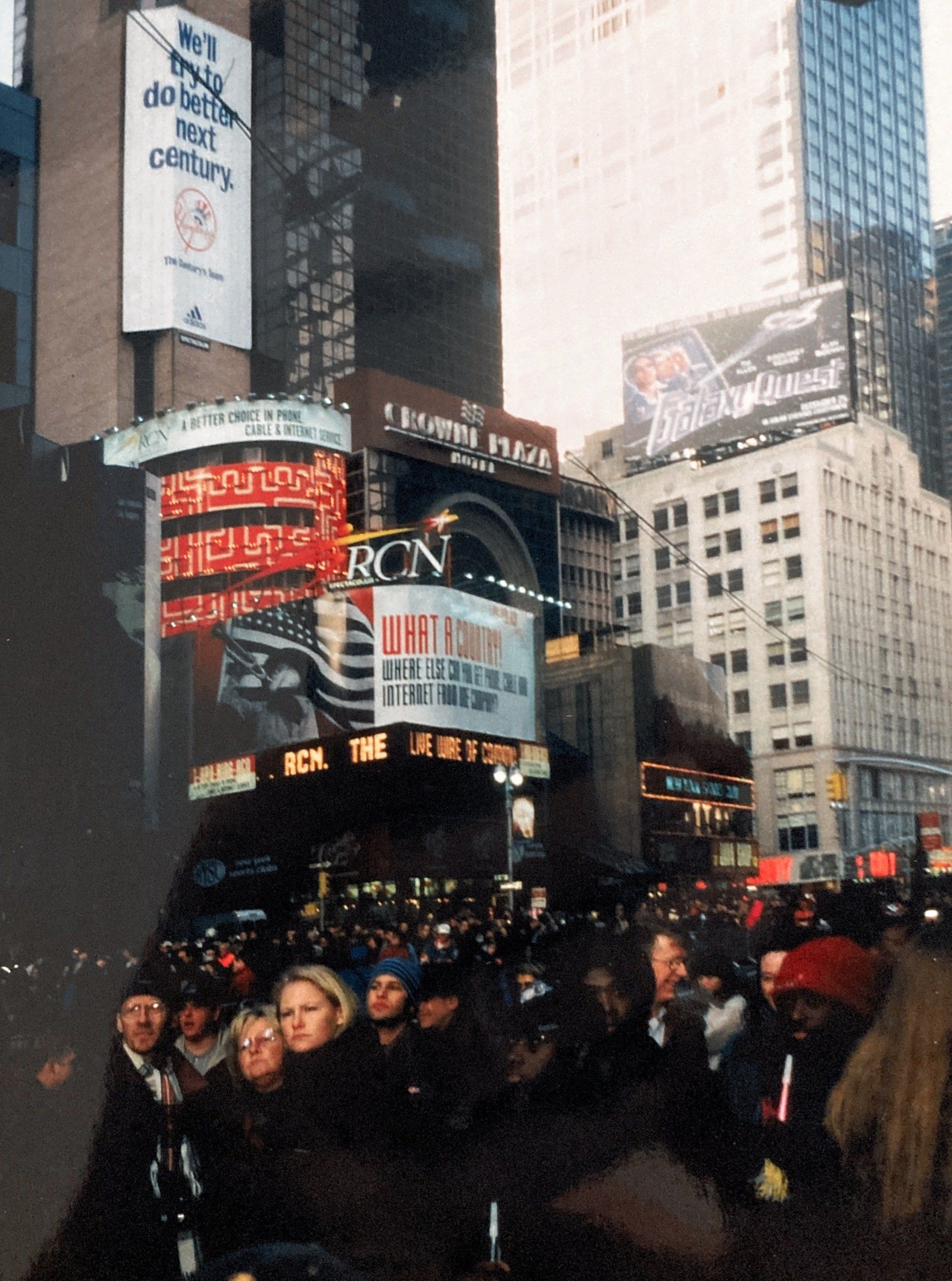 Eine Menschenmenge versammelt sich vor einem Schild mit der Aufschrift „ncl“