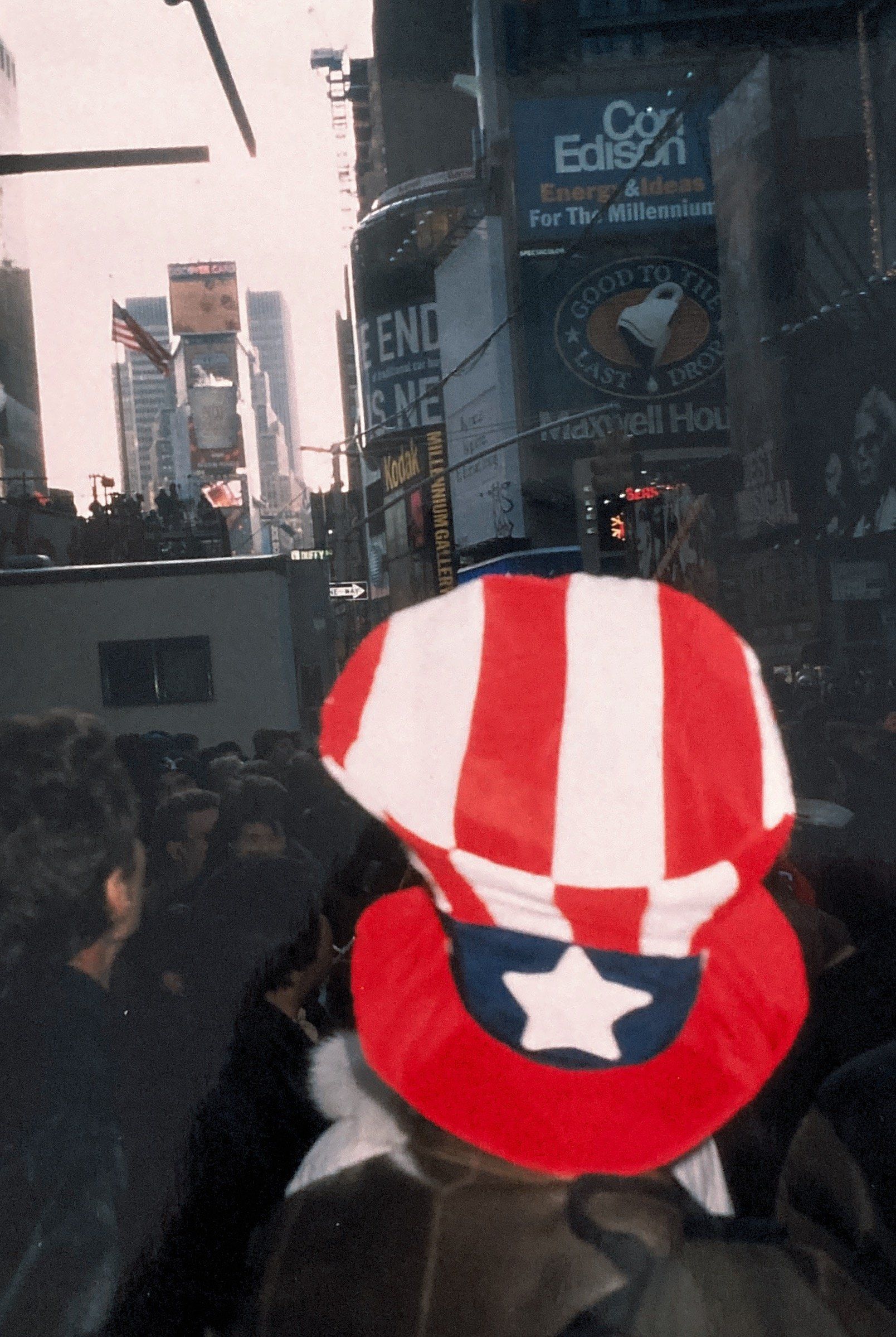 Eine Person, die einen rot-weiß-blauen Hut mit einem Stern darauf trägt