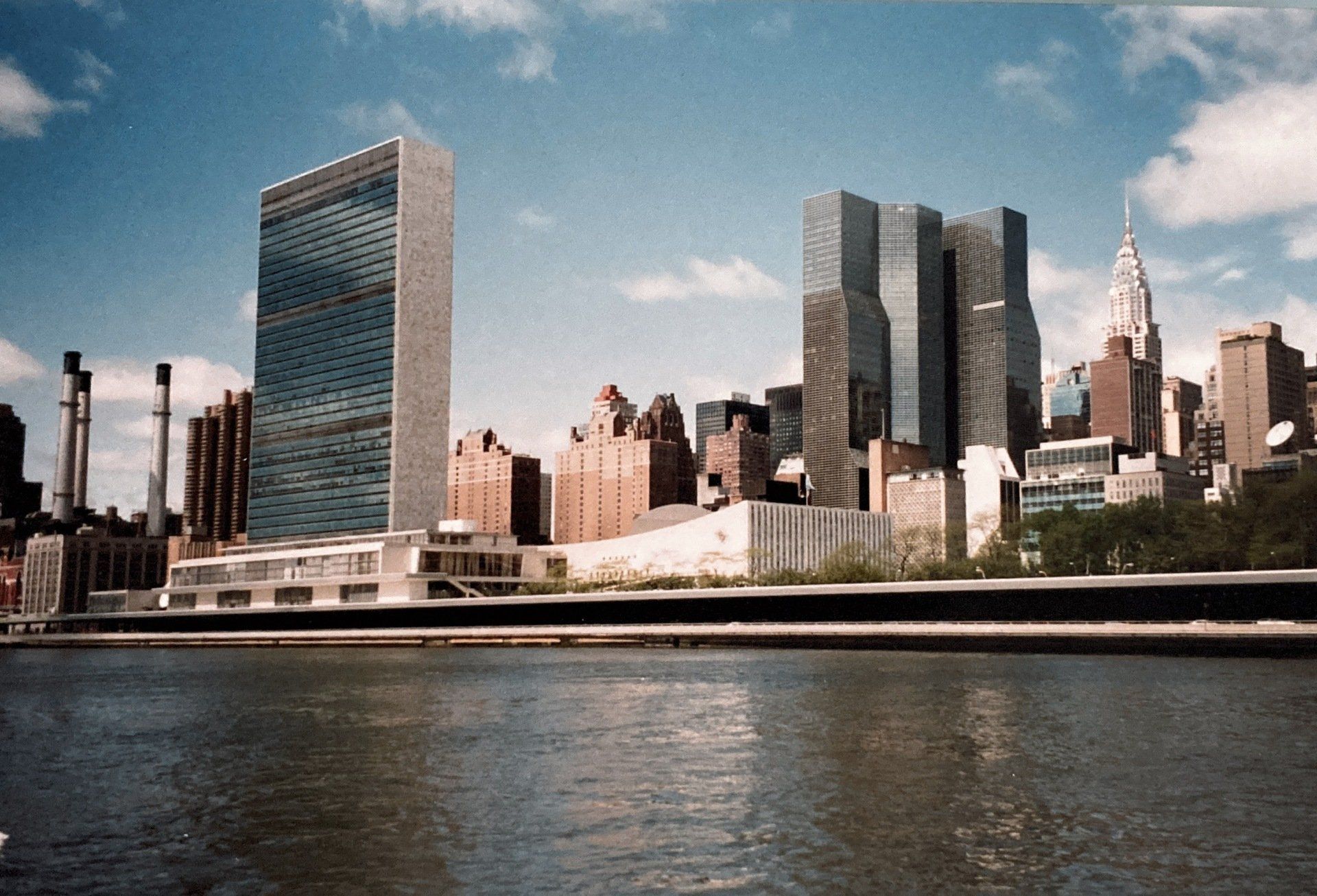 Eine Skyline einer Stadt mit einem großen Gebäude in der Mitte