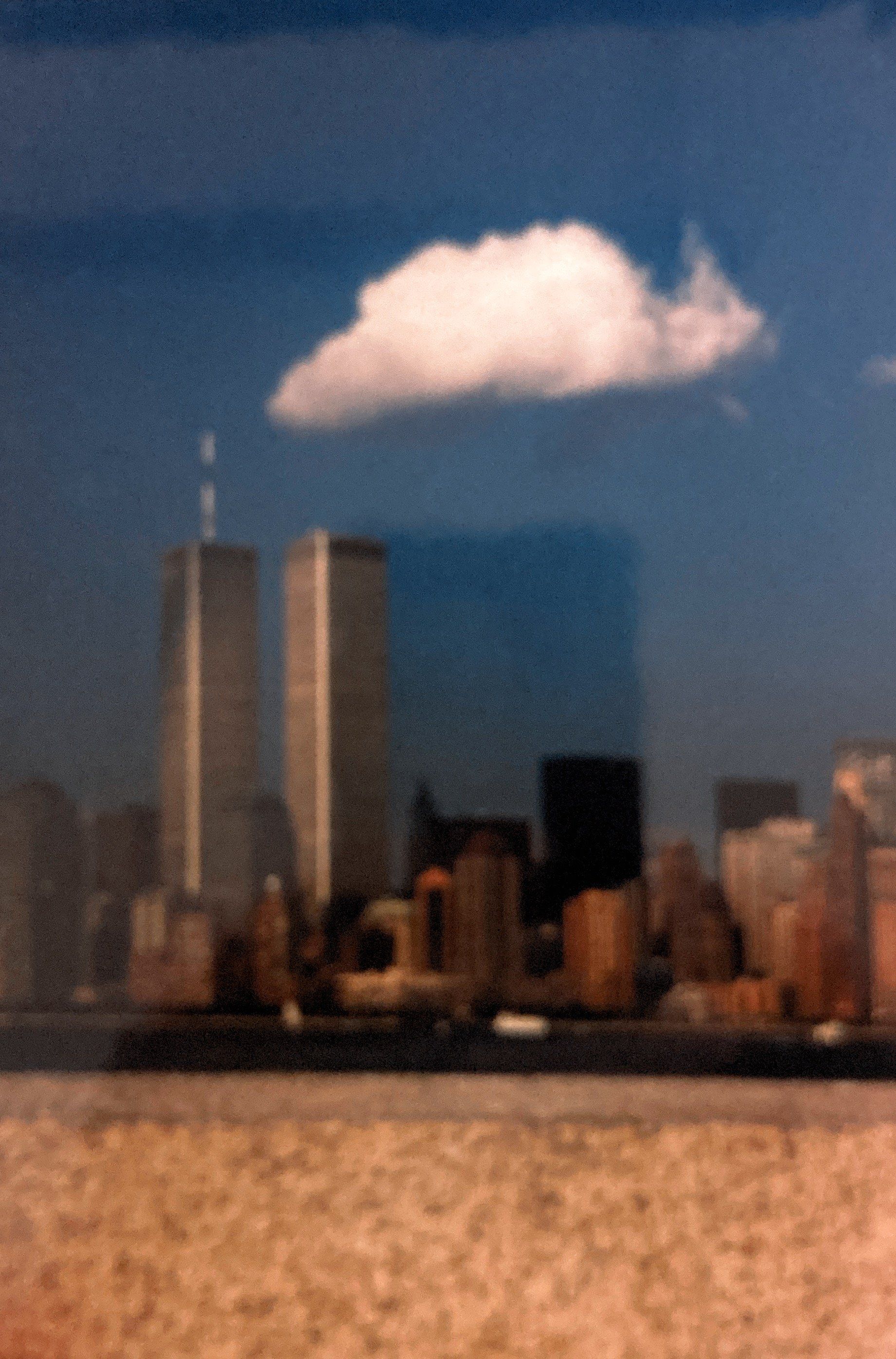 Ein verschwommenes Bild einer Stadt mit einer Wolke am Himmel
