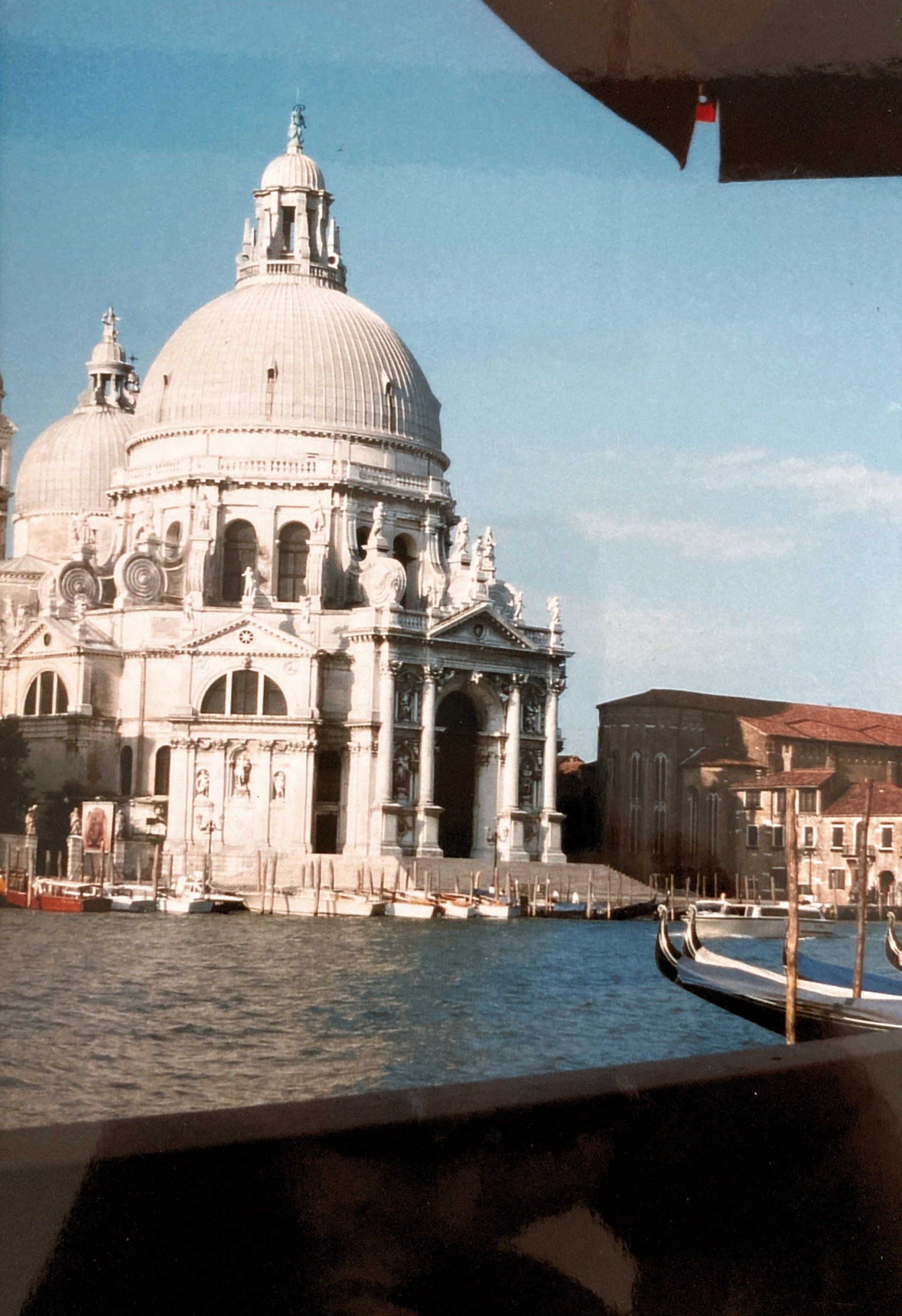 Ein großes kuppelförmiges Gebäude thront über einem Gewässer