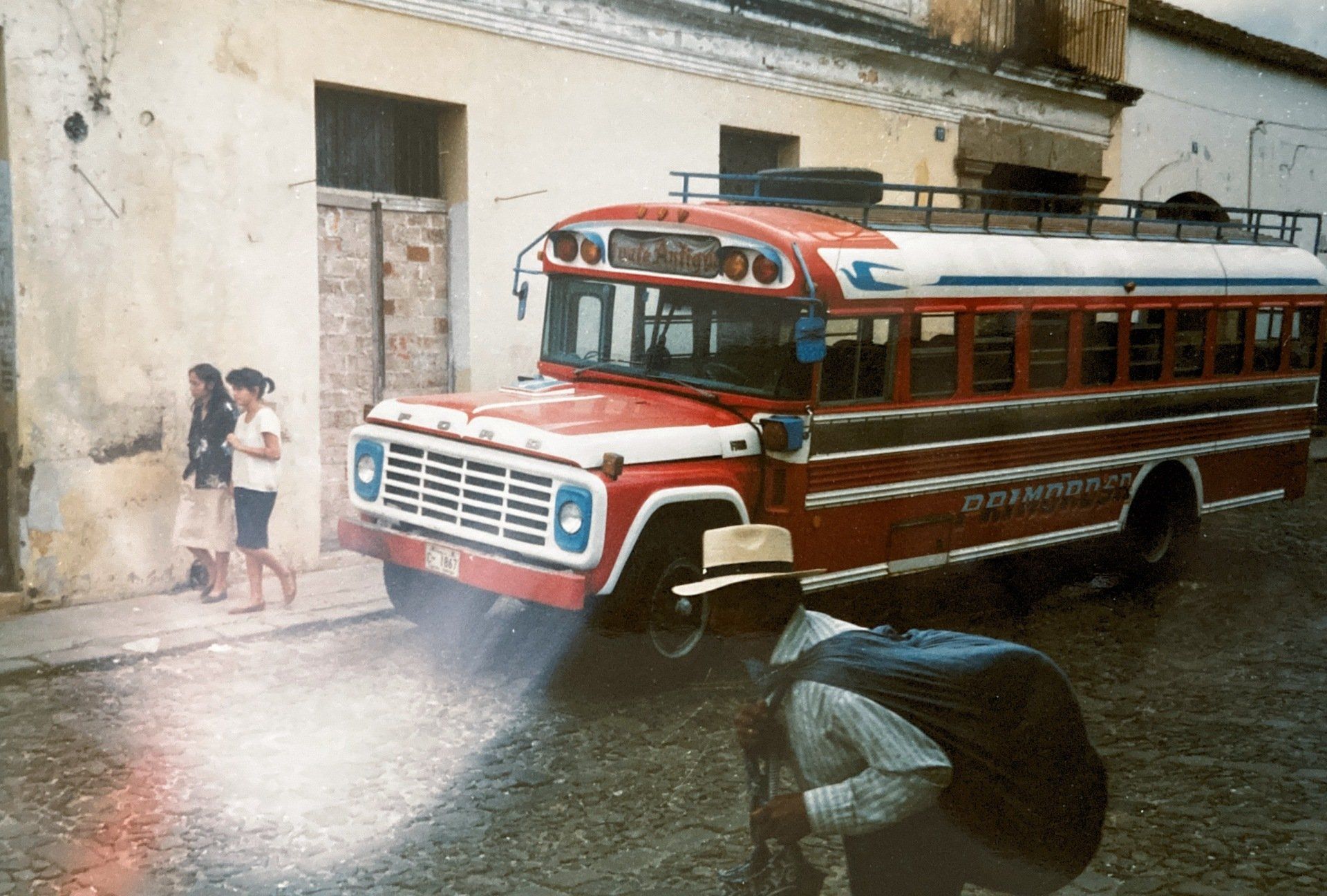 Ein roter Bus steht am Straßenrand