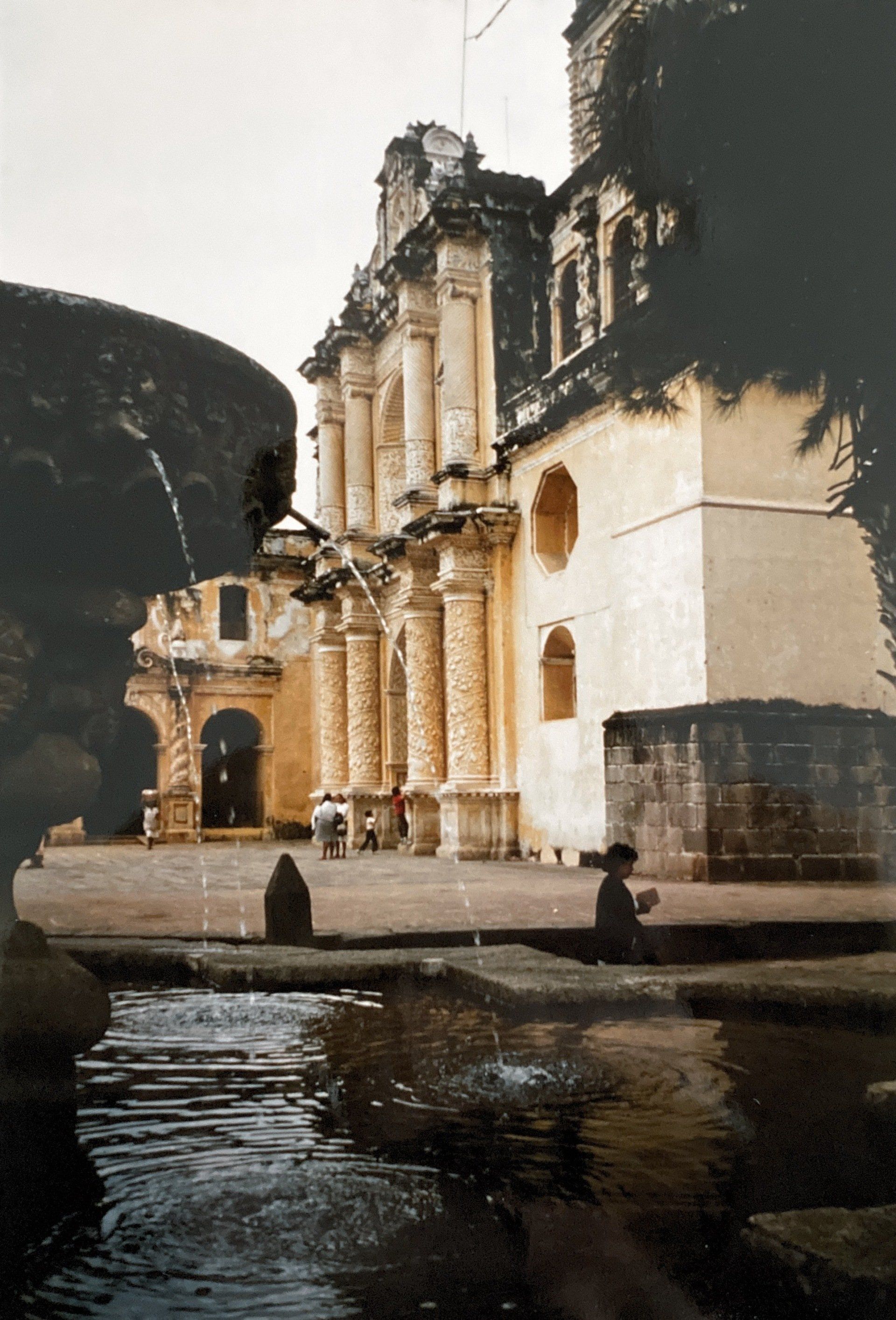 Ein Brunnen vor einem großen Gebäude mit Säulen