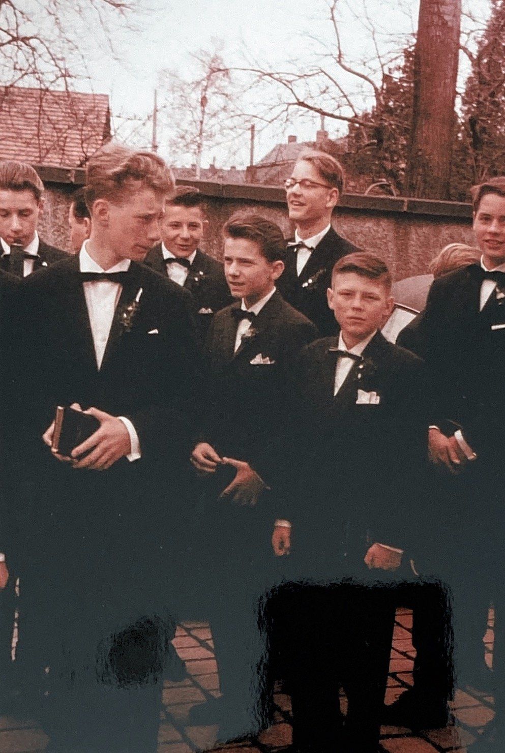 Eine Gruppe junger Männer im Smoking steht nebeneinander