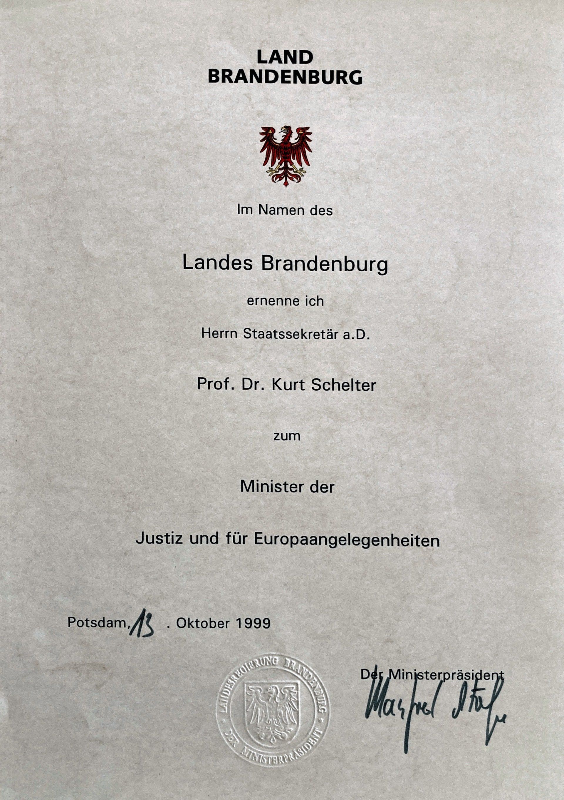 Ein Papier auf dem Land Brandenburg steht