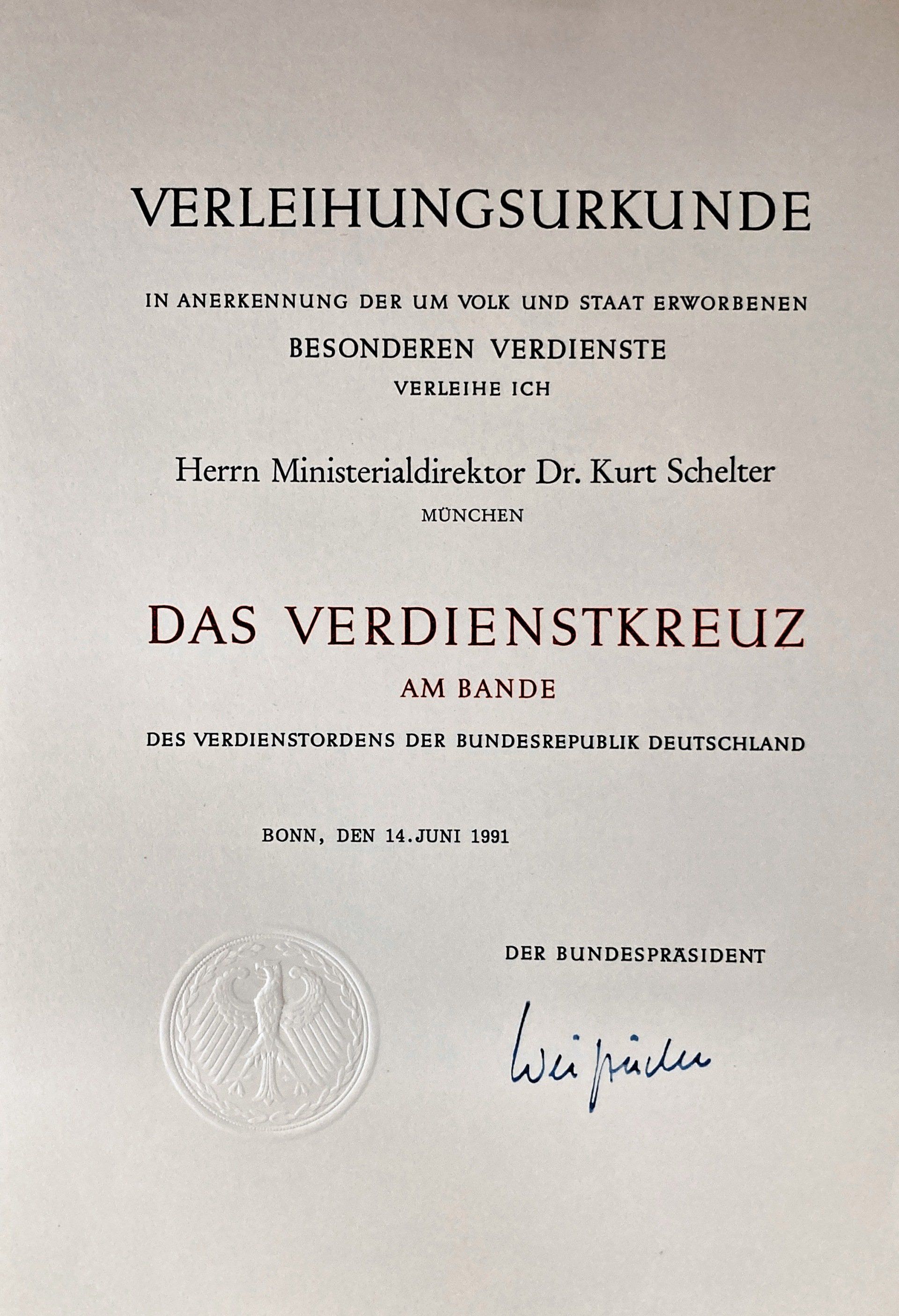 Eine Nahaufnahme eines Zertifikats mit einer Unterschrift darauf.