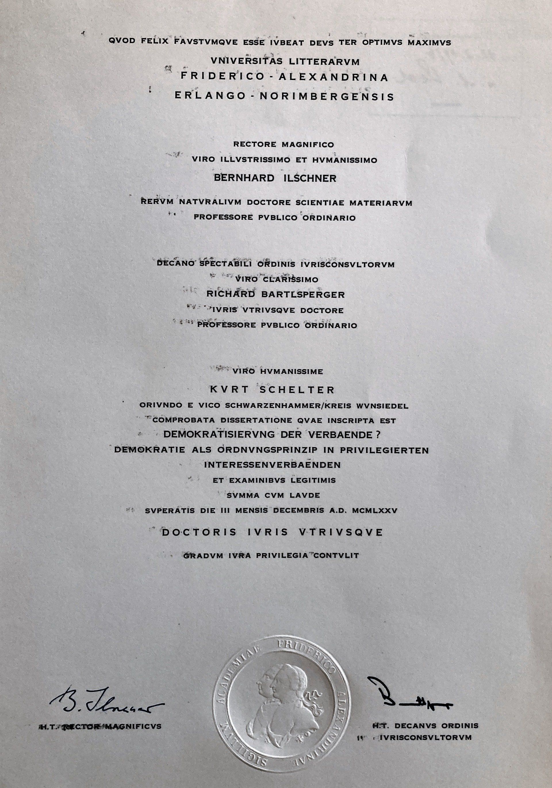 Ein Stück Papier mit einer Unterschrift darauf