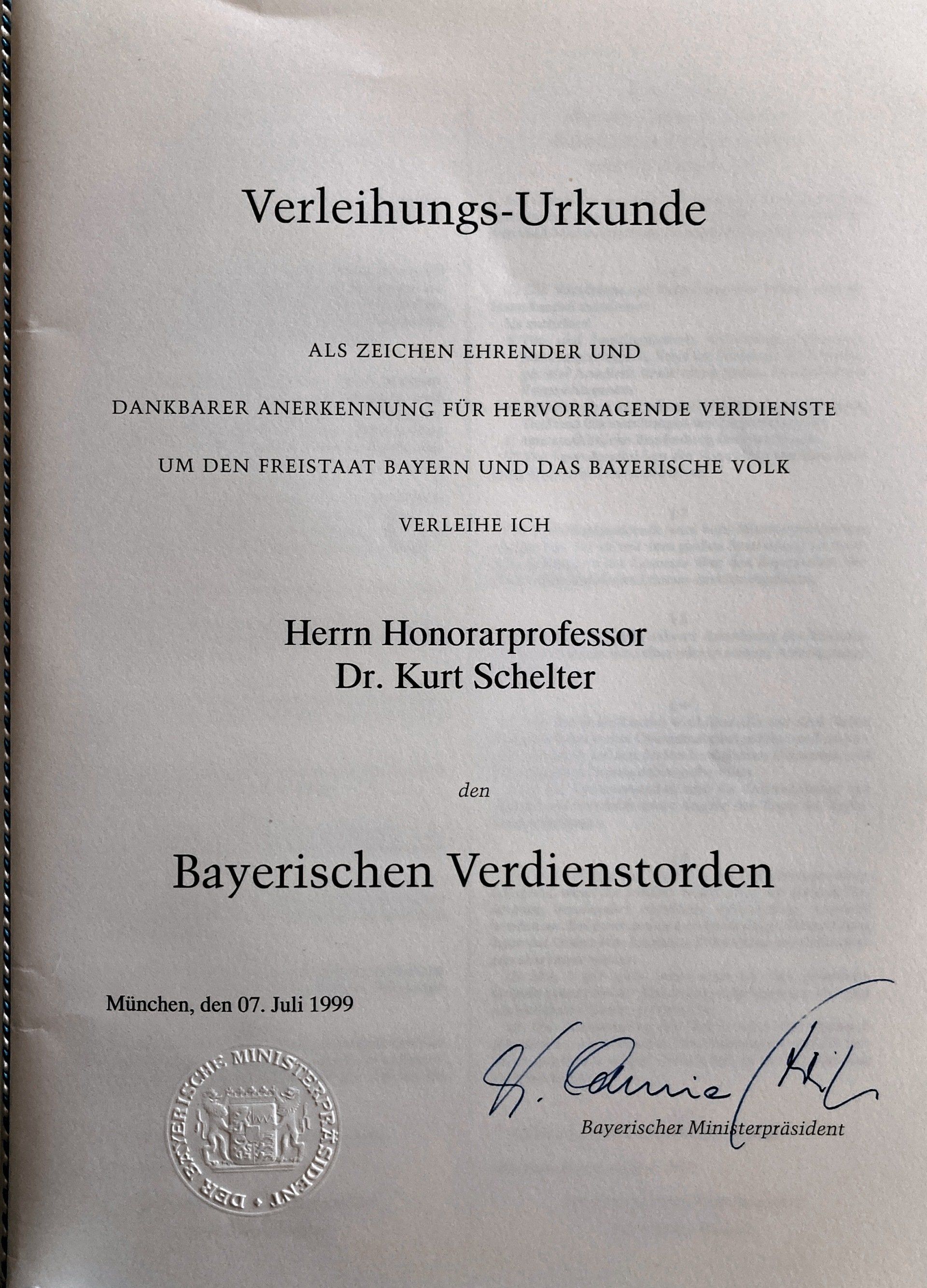 Ein weißes Blatt mit dem Wort Verleihungs-Urkunde darauf