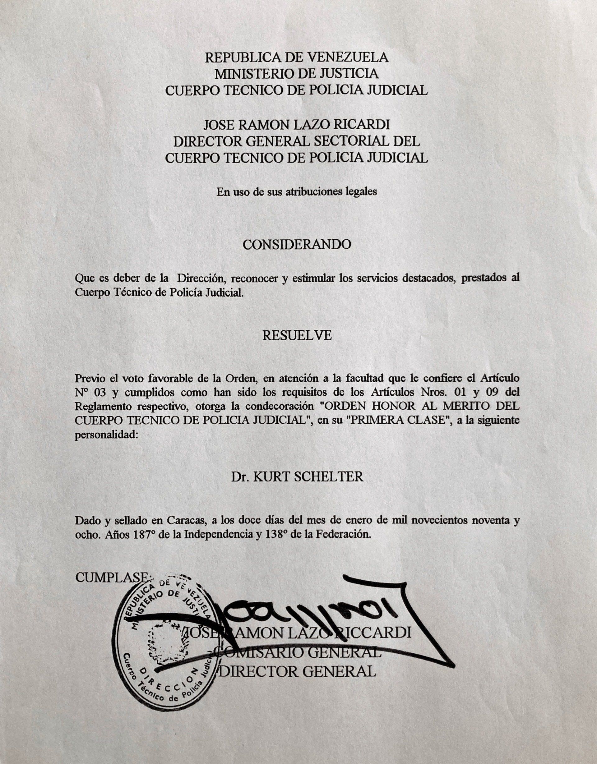 Ein Stück Papier mit einer Unterschrift darauf