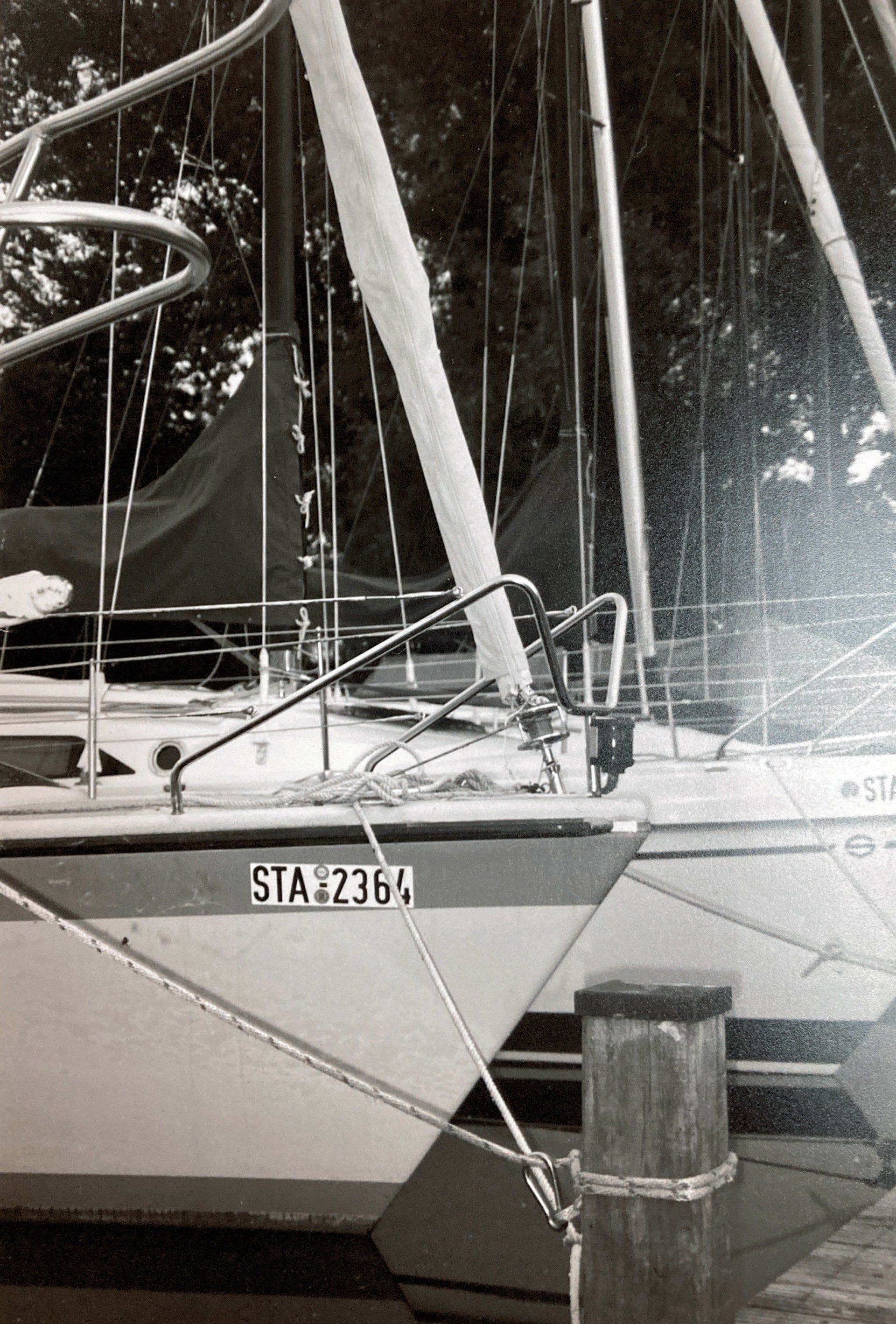 Ein Boot mit einem Nummernschild, auf dem steht: sia-3736