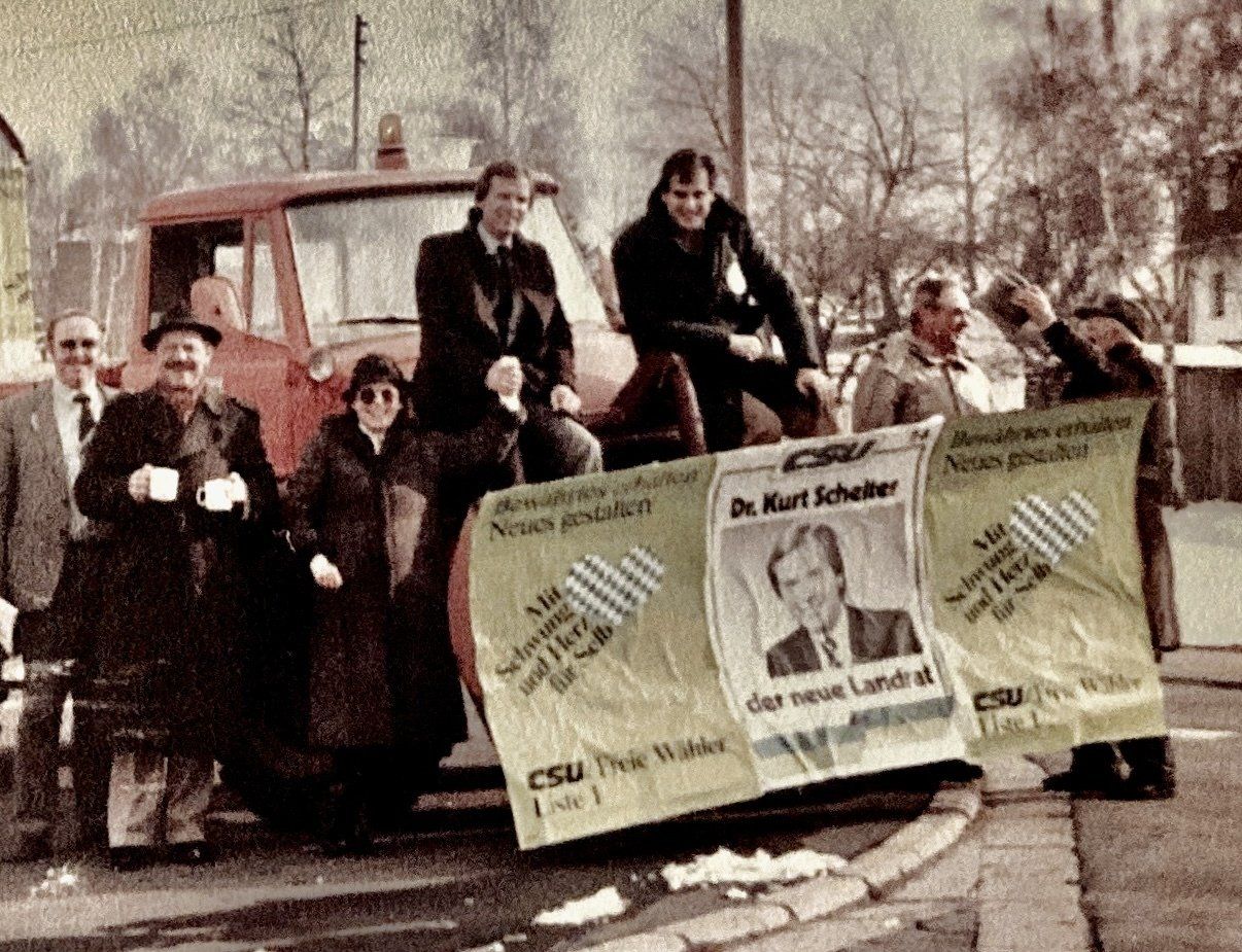Eine Gruppe von Menschen hält ein Schild mit der Aufschrift „CSU“