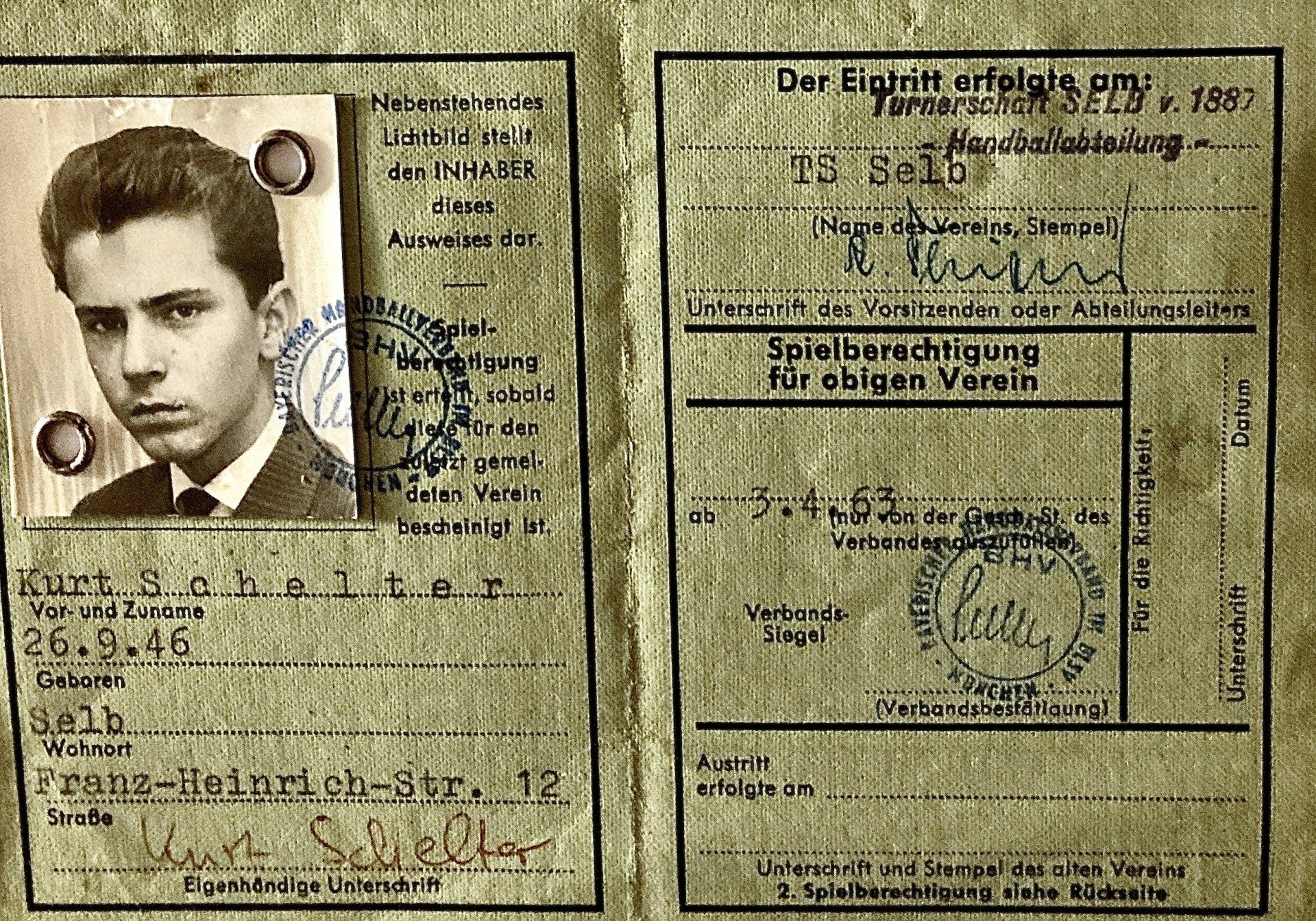 Ein Reisepass mit dem Bild eines Mannes darauf