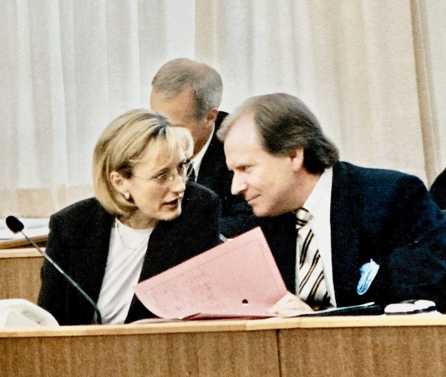 Ein Mann und eine Frau sitzen an einem Tisch und unterhalten sich