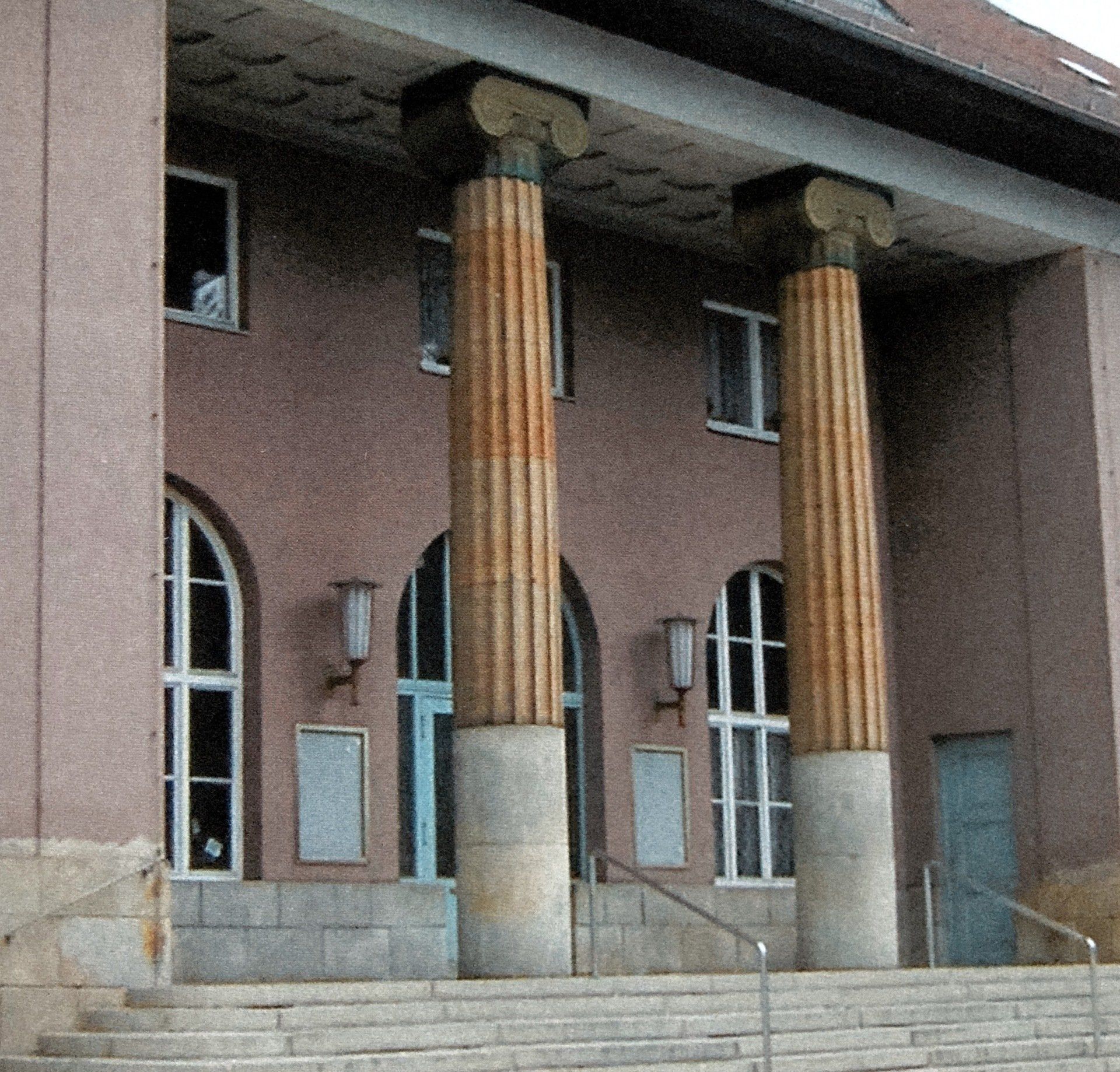 Die Vorderseite eines Gebäudes mit Säulen und Treppen