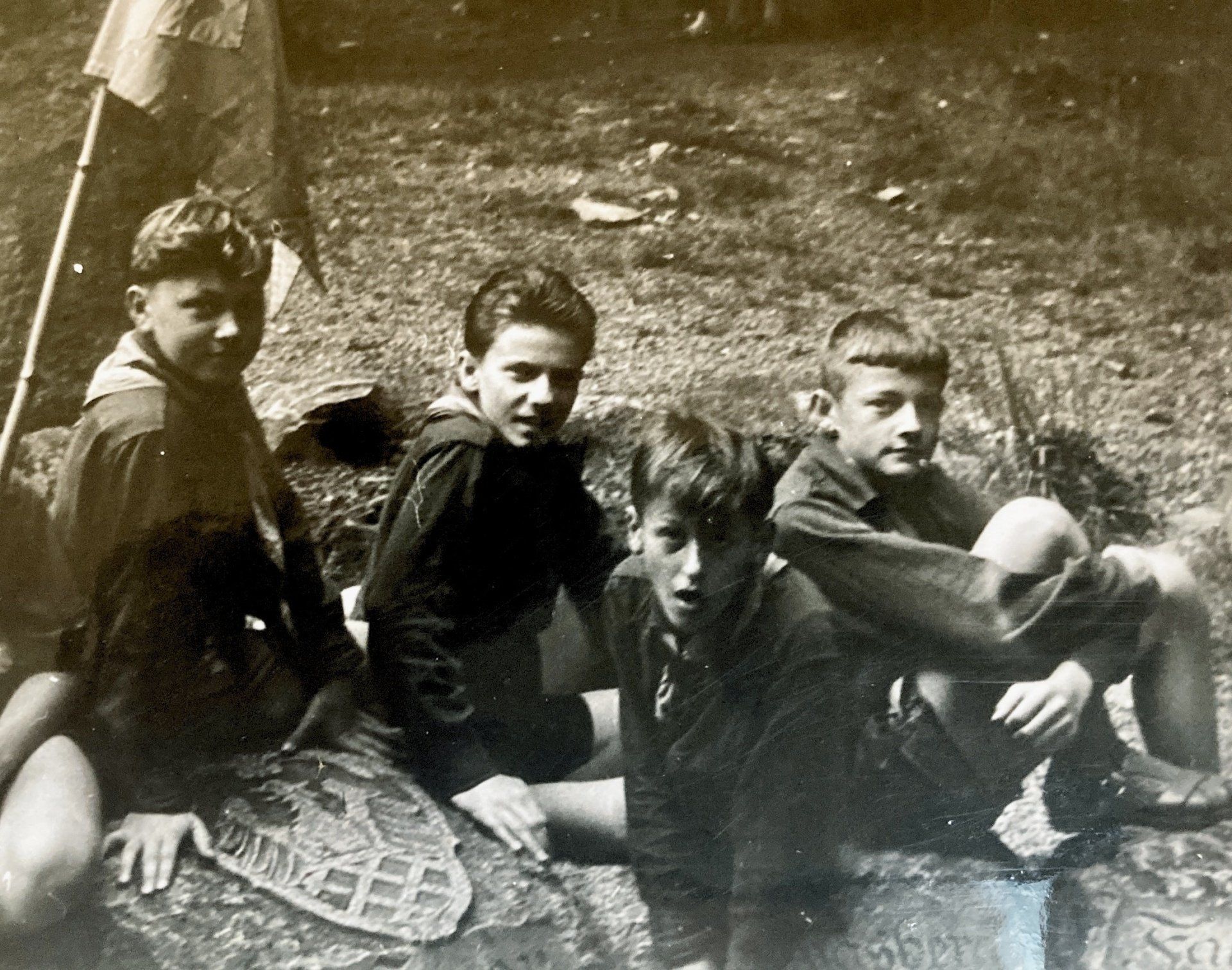Ein Schwarzweißfoto einer Gruppe junger Jungen