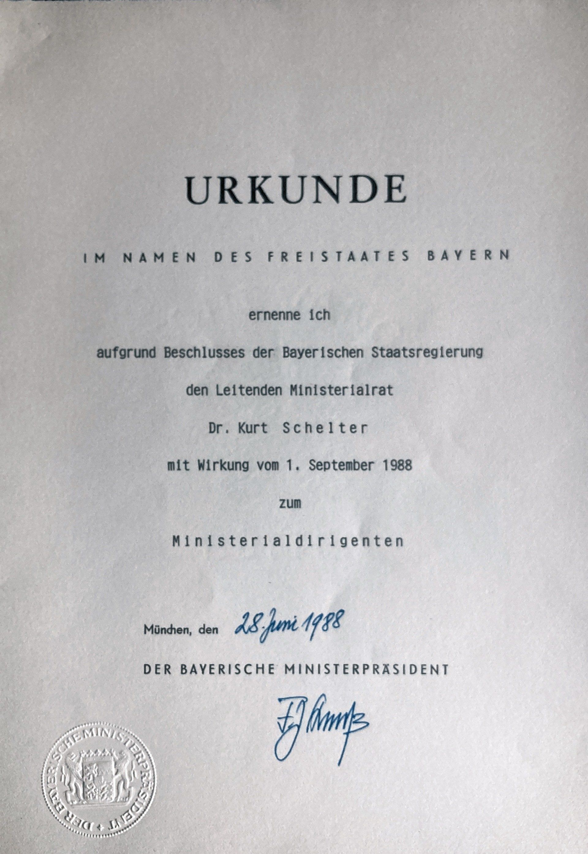 Ein weißes Blatt mit dem Wort Urkunde darauf