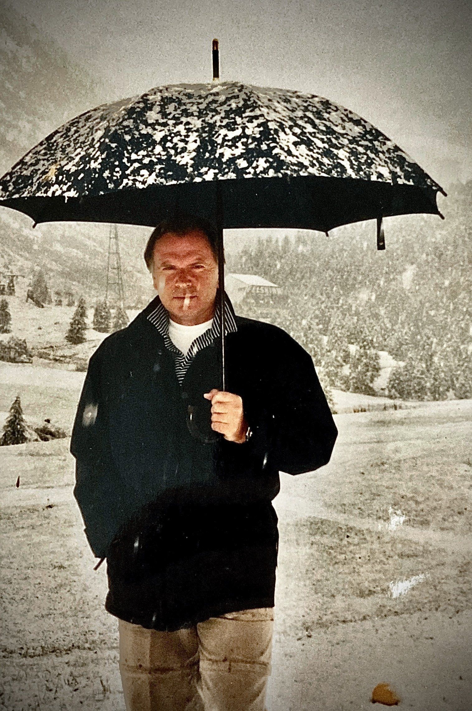 mann mit schirm im schnee
