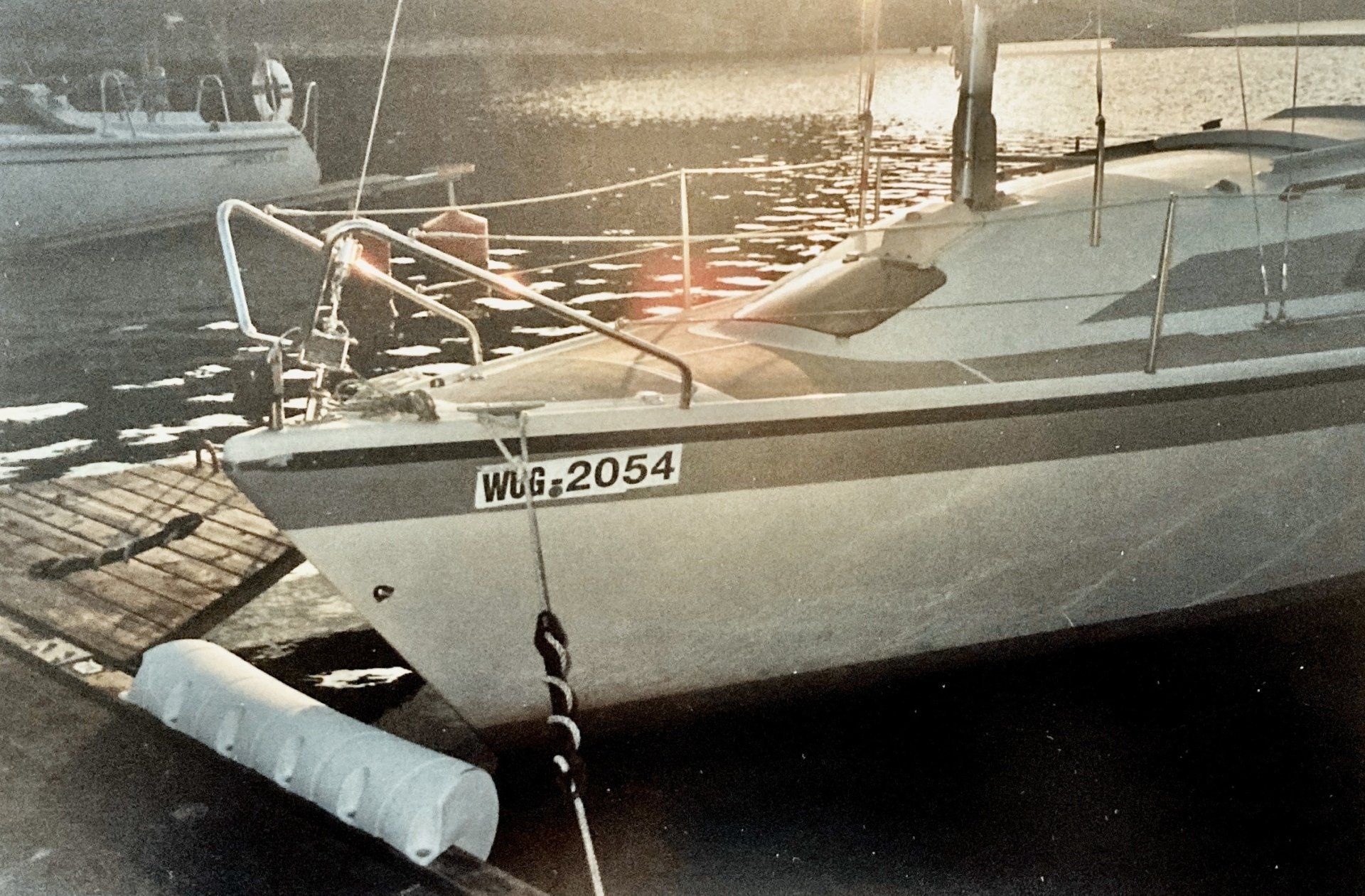 Ein Boot mit der Nummer 2056 an der Seite