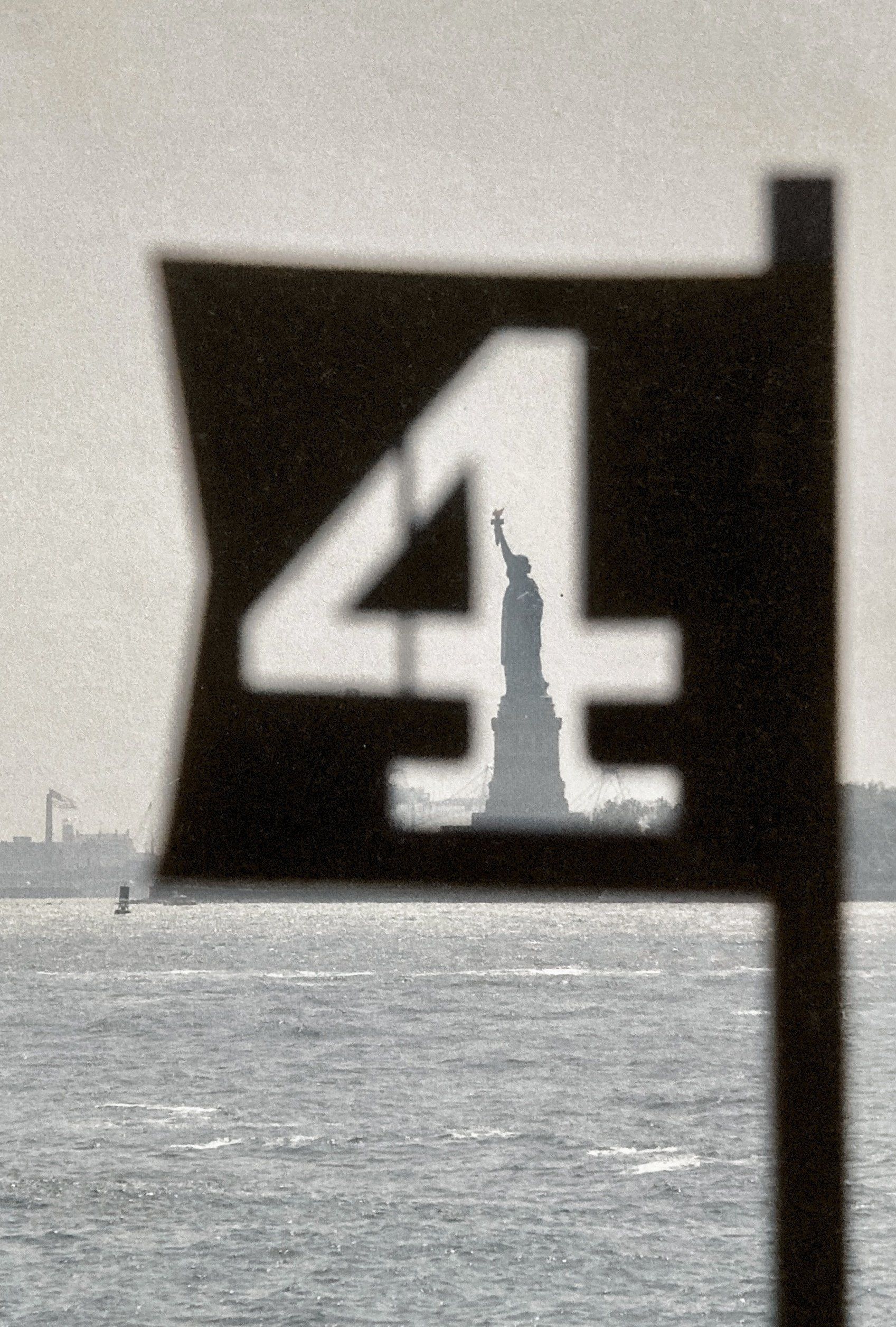 Eine schwarze Flagge mit der Nummer 4 und der Freiheitsstatue darauf
