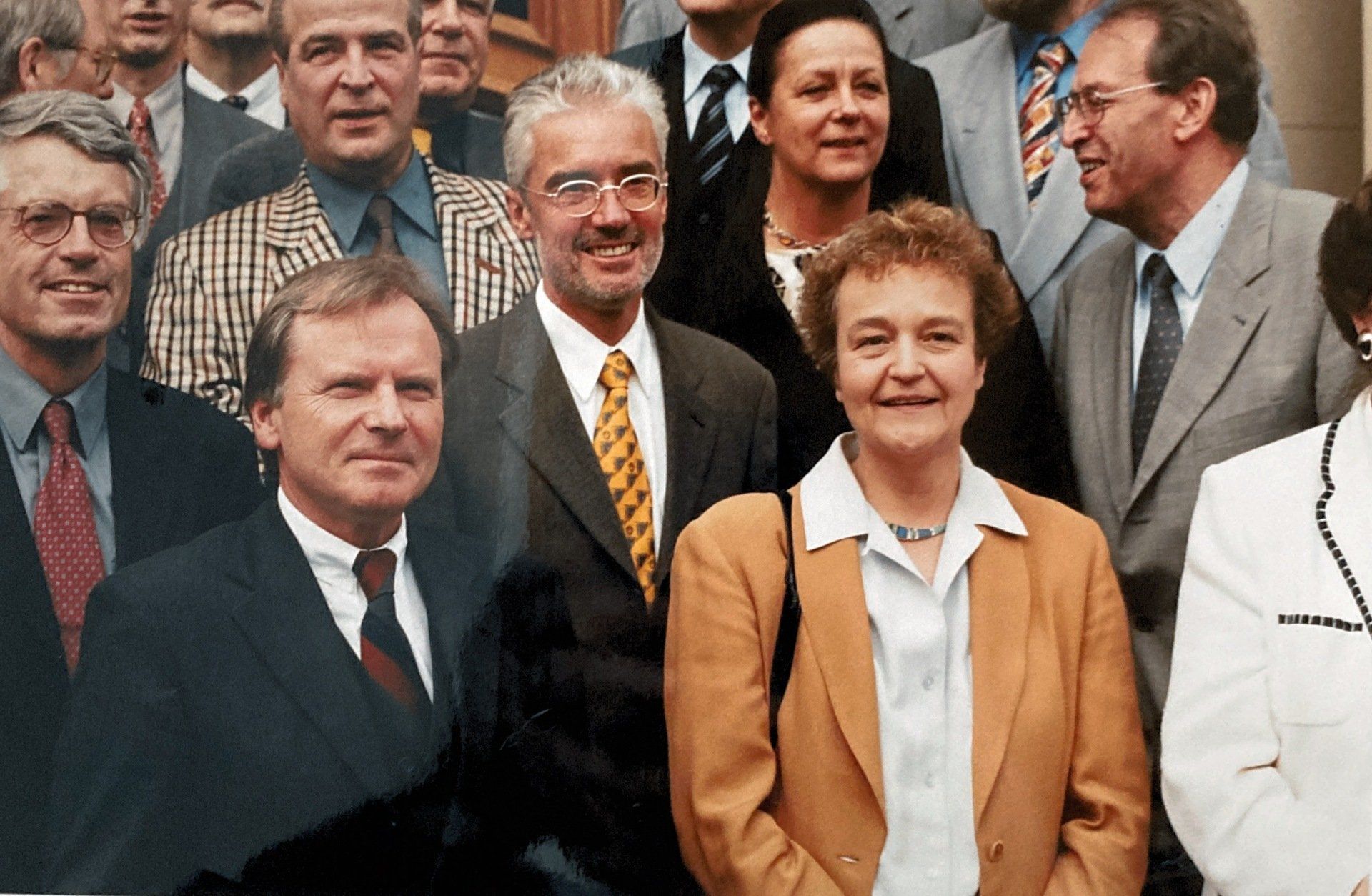 Eine Gruppe von Männern und Frauen posiert für ein Foto