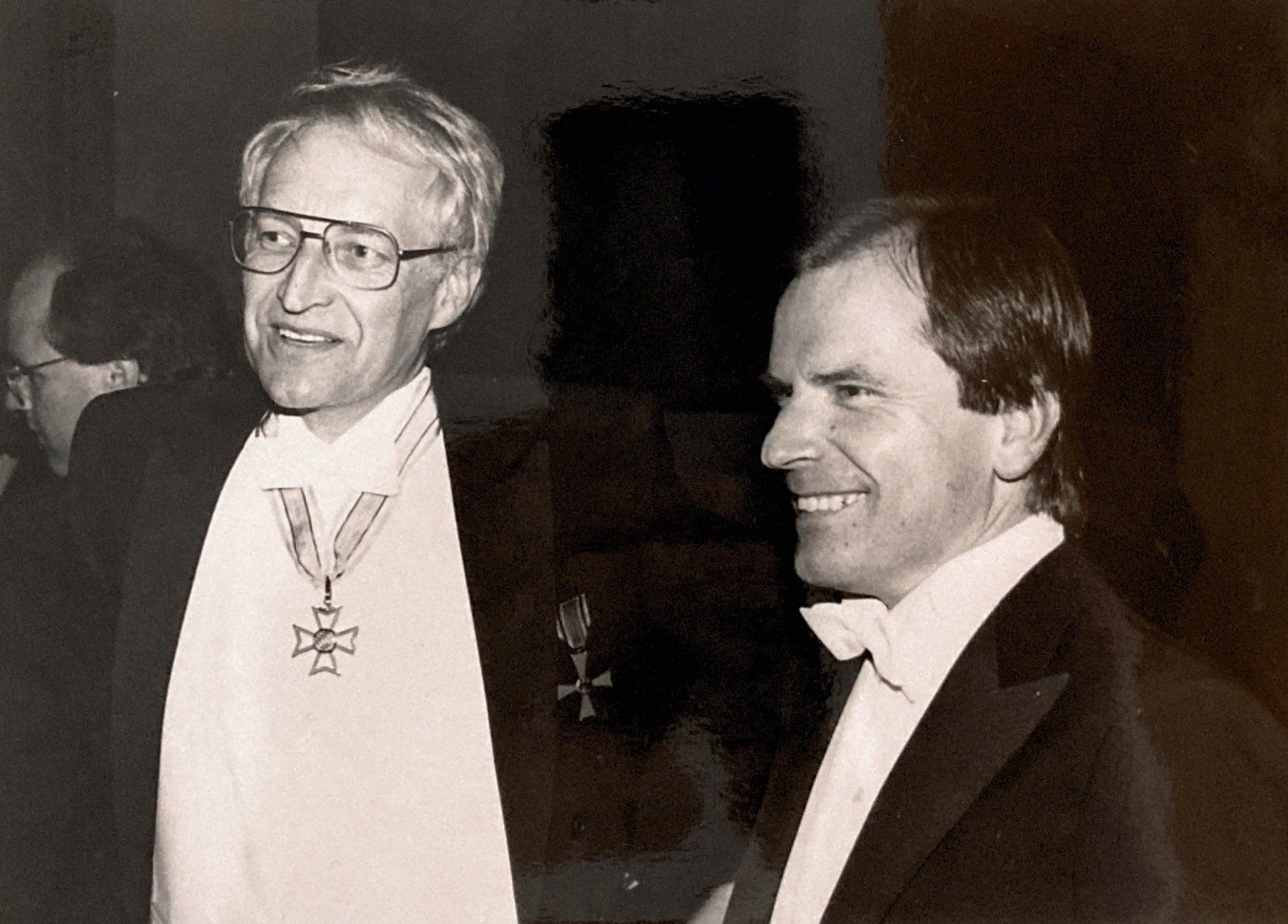 Zwei Männer im Smoking stehen nebeneinander