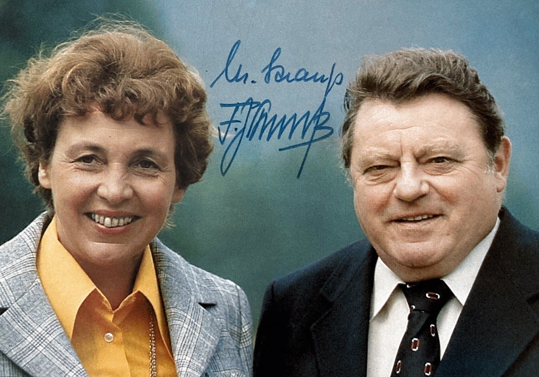 Ein Mann und eine Frau posieren für ein Foto mit einer Unterschrift, auf der „Mr. Towers“ steht