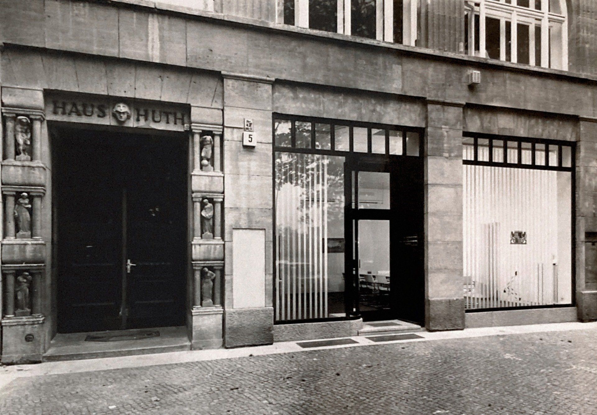 Ein Schwarzweißfoto des Haus Ruth Gebäudes