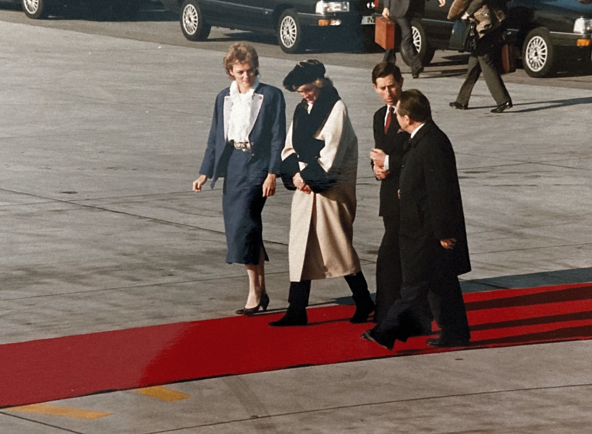 Eine Gruppe von Menschen läuft über einen roten Teppich