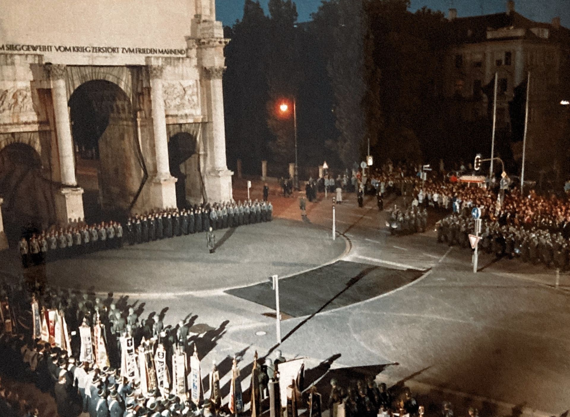 Eine große Menschenmenge versammelt sich vor einem großen Gebäude