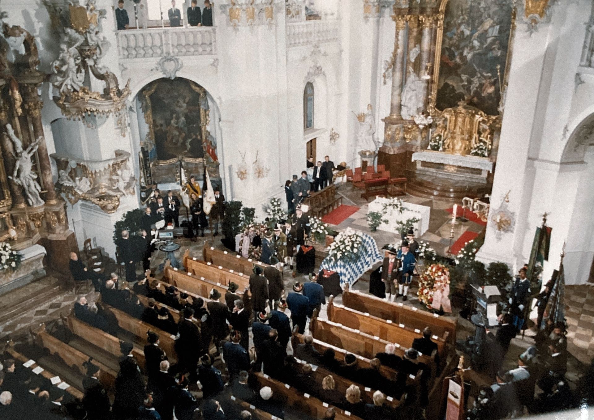 Menschen versammeln sich in einer Kirche zu einer Beerdigung