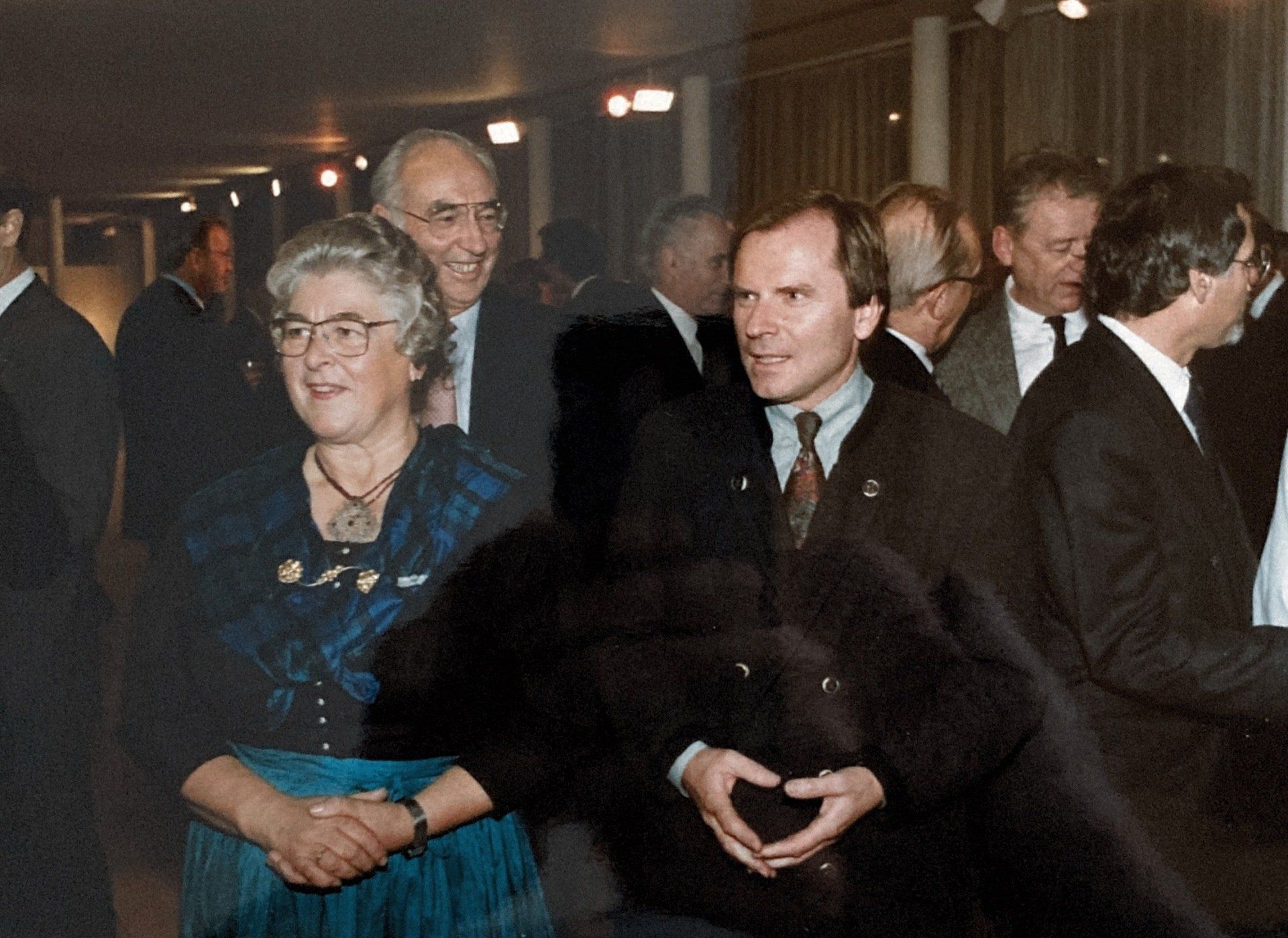Eine Gruppe von Männern und Frauen steht in einem Raum
