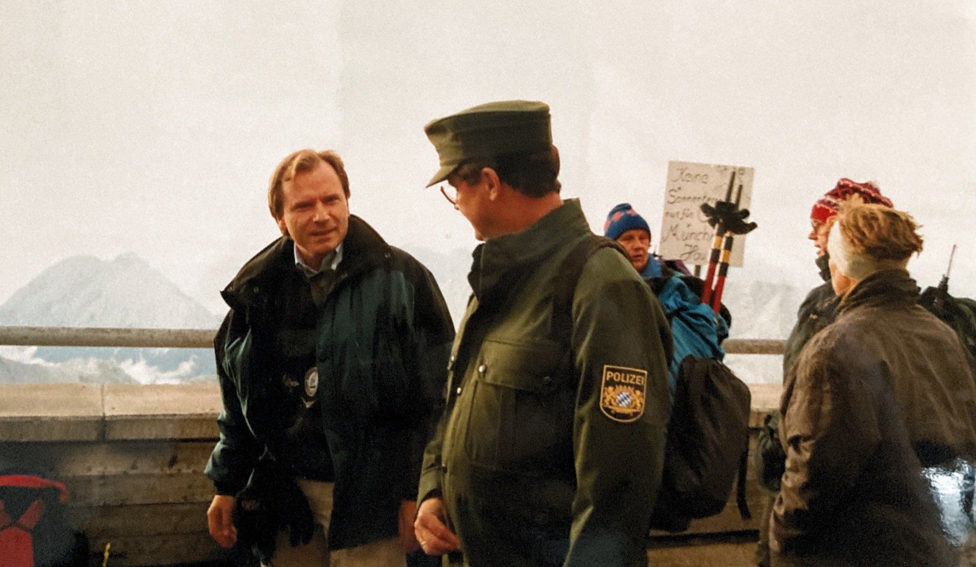 Ein Mann in Militäruniform spricht mit einem anderen Mann