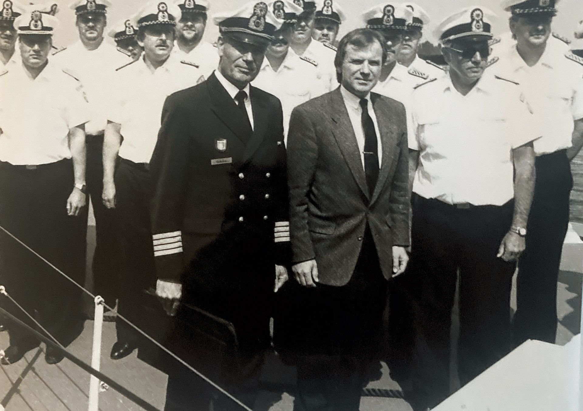 Ein Schwarzweißfoto einer Gruppe von Männern in Militäruniformen