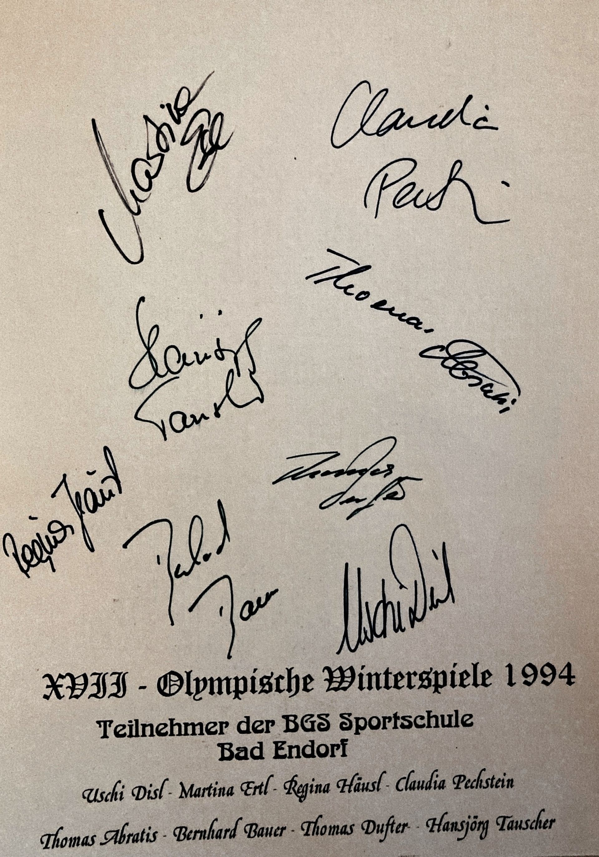 Eine Seite mit einer Reihe von Unterschriften darauf