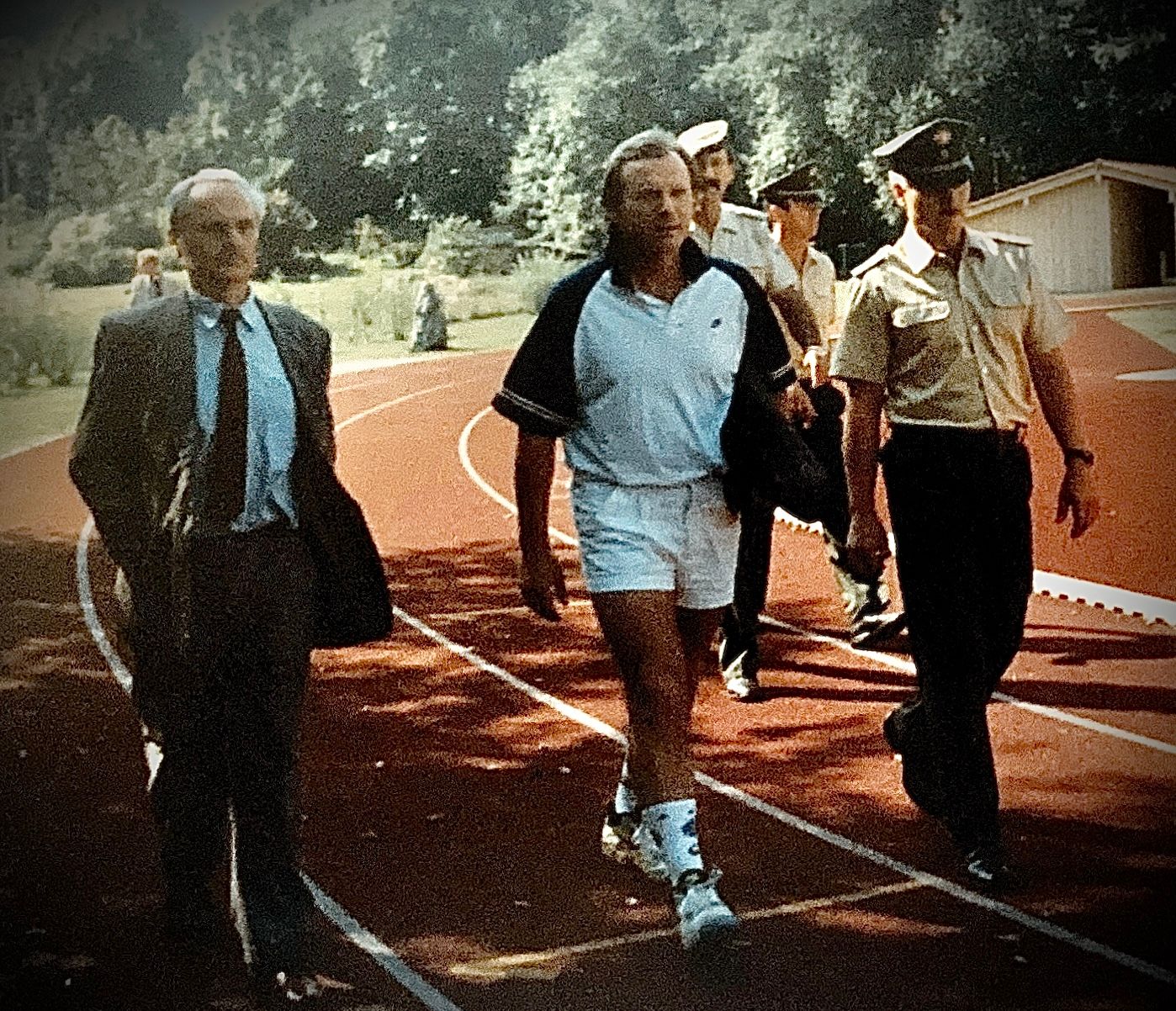 Eine Gruppe von Männern geht einen Weg entlang