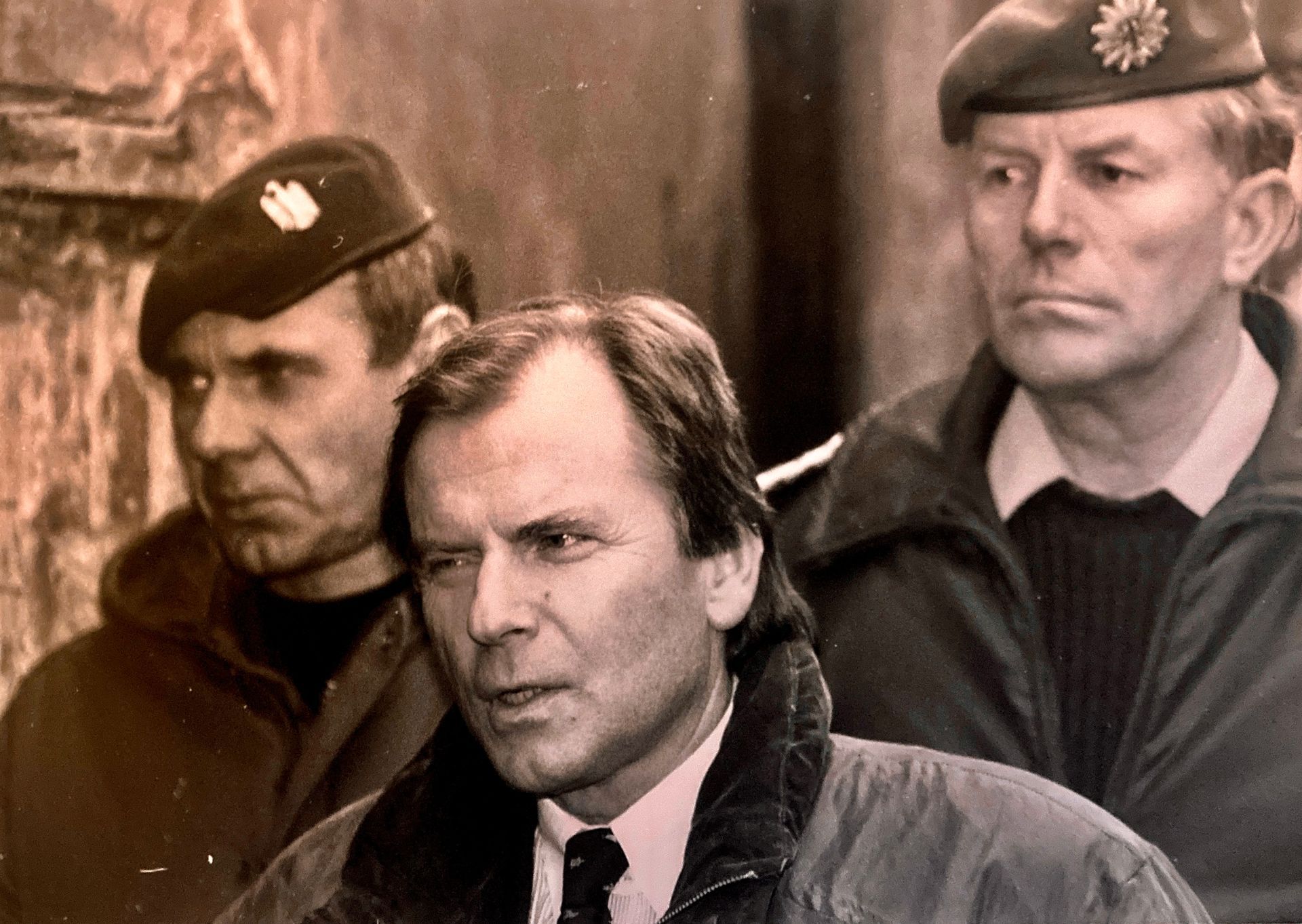 Drei Männer in Militäruniformen stehen nebeneinander