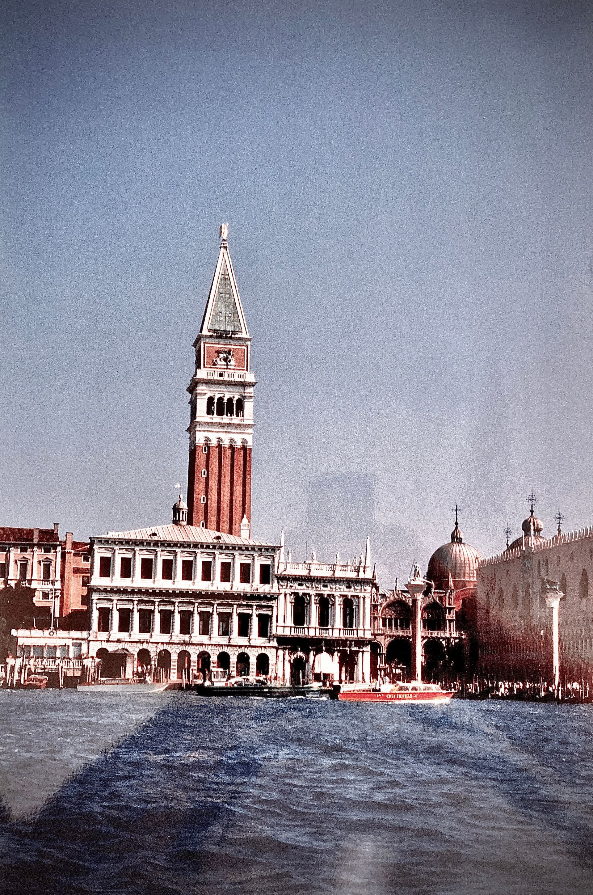 Ein großes Gebäude mit einem Glockenturm darauf