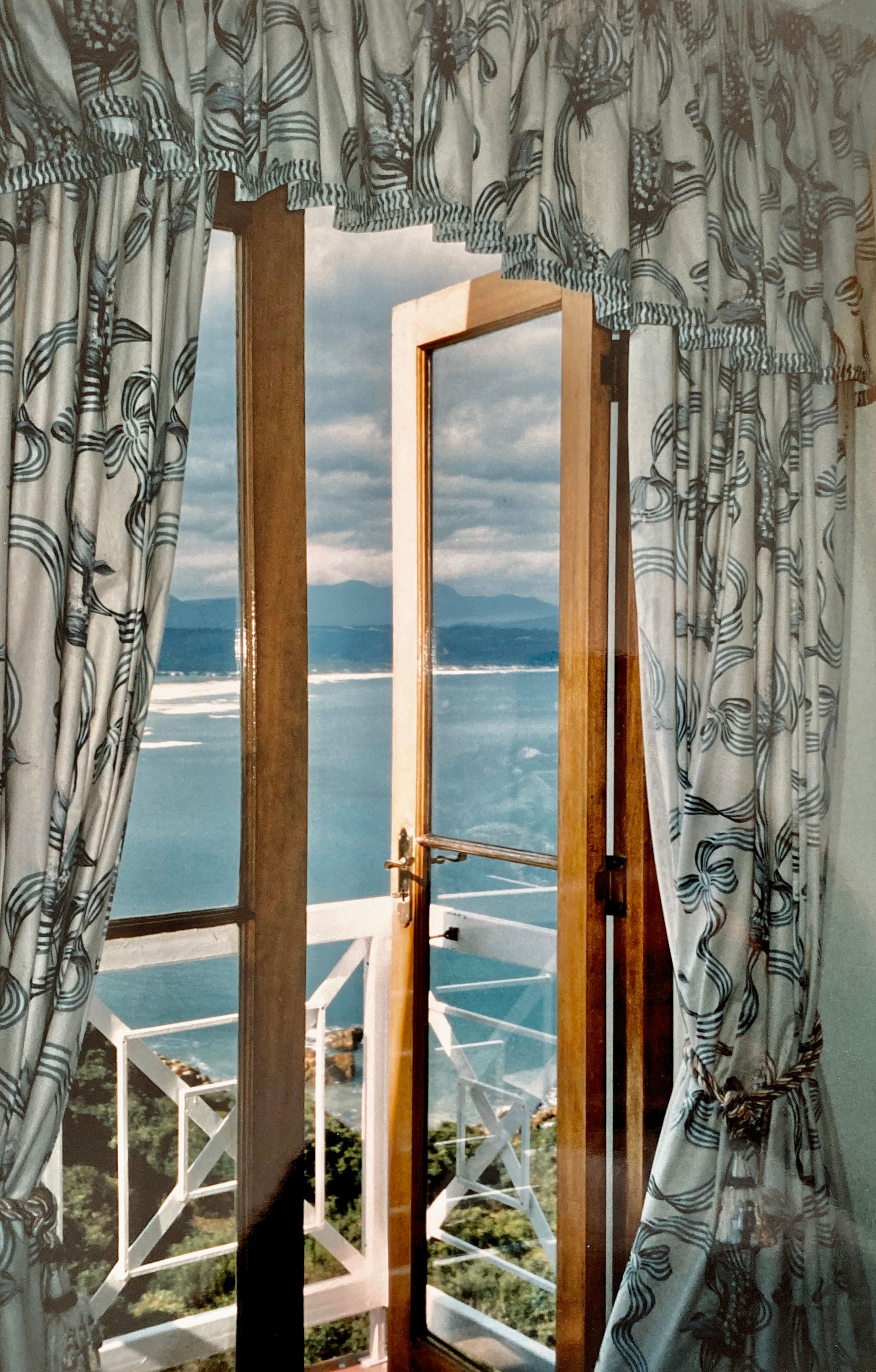 Ein offenes Fenster mit Blick auf das Meer