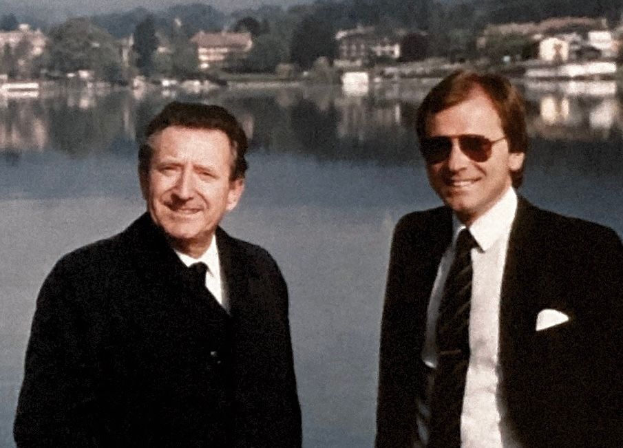 Zwei Männer stehen nebeneinander vor einem Gewässer