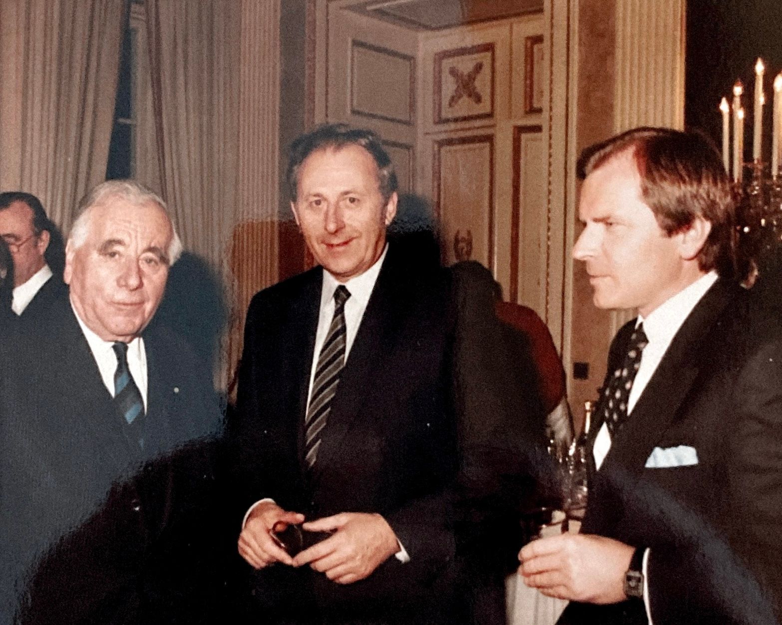 Eine Gruppe von Männern steht vor einer Tür mit einem x darauf