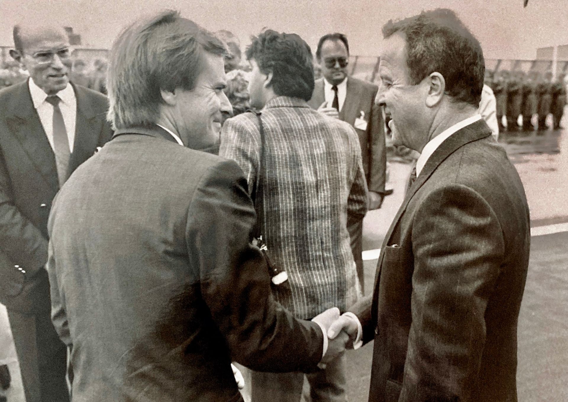 Ein Schwarzweißfoto von zwei Männern, die sich die Hände schütteln